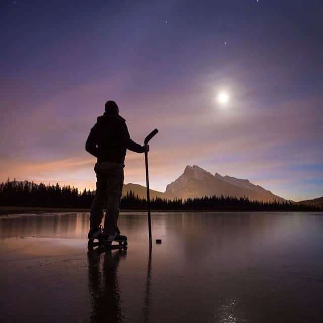 NHLさんのインスタグラム写真 - (NHLInstagram)「Midnight R̶i̶d̶e̶r̶ Skater 🌖  (📷 @paulzizkaphoto)」11月22日 11時23分 - nhl