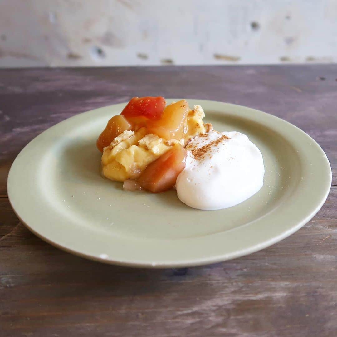 平岡佐智男さんのインスタグラム写真 - (平岡佐智男Instagram)「『アップルパイ風りんごのカスタードケーキ』作りました  ラム酒とバニラをふんだんに香らせた卵たっぷりカスタードに、2種類のリンゴを使ったコンポート、クッキー生地、スポンジケーキでアップルパイ風のケーキにしました。  カスタードって美味しいですね   @sachiopiacoffee 2020年11月のスイーツです  #sachiopiacoffee #スイーツ男子 #手作りスイーツ #アップルパイ #カスタード #料理男子 #スイーツ #りんご #りんごのコンポート #カスタードケーキ #カフェ巡り #カフェスイーツ #料理記録 #cooking #季節のスイーツ #りんごレシピ」11月22日 11時26分 - sachio_coffeeforme