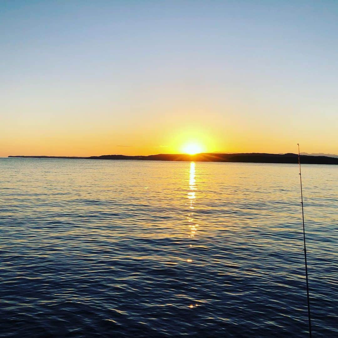 野崎森男さんのインスタグラム写真 - (野崎森男Instagram)「前日の夕日を見ながら釣り開始 次の日の朝陽を見て釣り終了  16時間耐久釣り大会開催 参加、森男ちゃんだけ  結果、楽しかった  また来週開催やな  釣りに、自然に感謝」11月22日 11時28分 - morio_max