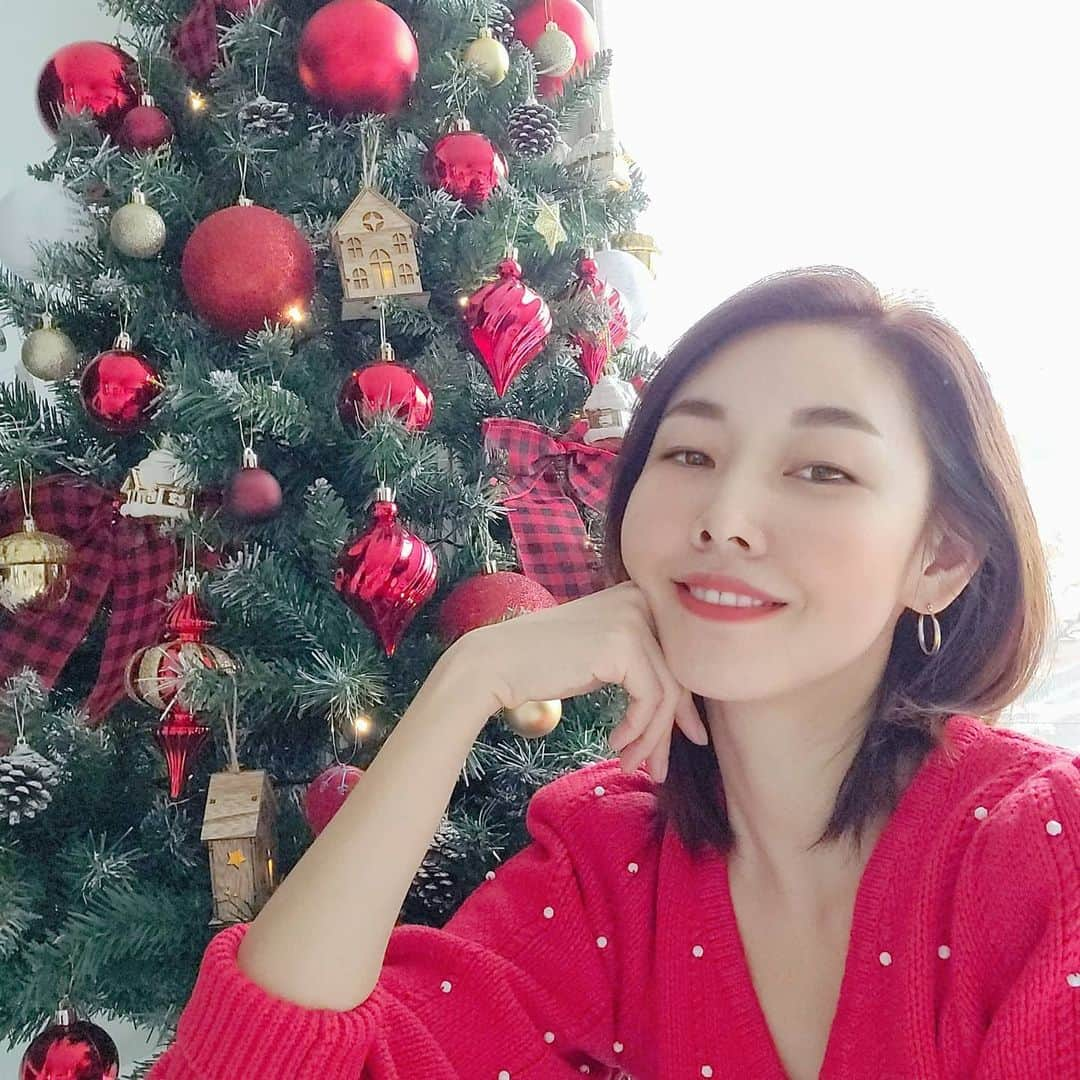 ハン・ヘジンさんのインスタグラム写真 - (ハン・ヘジンInstagram)「made my first christmas tree🎄 비도 오고 날씨도 별로인데 오늘은 집에서 크리스마스 트리 만드시고 저녁 6시에 👠오래살고볼일👞 보시면서 한 주의 마무으리! 어떨까용? 오랜만에 업로드하면서 대놓고 프로그램 홍보도 한번 해봅니당😂 (오너먼트 달 때 시간 순삭 무념무상 힐링❤)  #오늘밤6시 #mbn #오래살고볼일」11月22日 11時29分 - modelhanhyejin