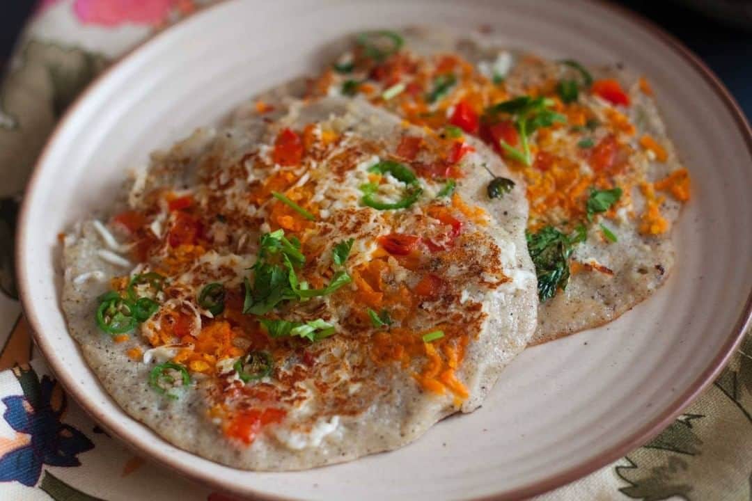 Archana's Kitchenさんのインスタグラム写真 - (Archana's KitchenInstagram)「Oats Uttaoam, soft and savoury pancakes topped up with grated paneer, carrots, red bell peppers and freshly chopped chillies and coriander. Serve it with chutney for a satisfying breakfast. Get the recipe from the smart.bio link in my profile @archanaskitchen . . . . . #recipes #easyrecipes #breakfast #Indianbreakfast #archanaskitchen #healthylifestyle #eating #highprotein #breakfastclub #cheesetoast #cheesechilli #Cheesechillitoast #homemadefood #eatfit #cooking #food #healthyrecipes #foodphotography #recipeoftheday #comfortfood #deliciousfood #delicious #instayum #food」11月22日 11時32分 - archanaskitchen