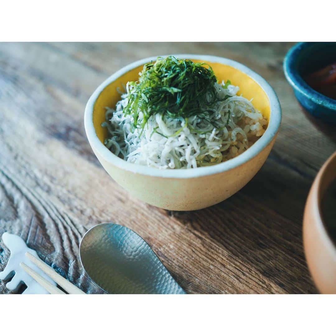 高山都さんのインスタグラム写真 - (高山都Instagram)「よく晴れた日のブランチは玄米にしらすをたっぷりのせて。 @nanadaime_yamari_official 山利の釜揚げしらす、塩気がやわらかくって、とてもおいしい。ふわふわなのー。 セリは茹でて、たたいた梅とミニトマトとごま油で和えて。 味噌汁は水から煮たきのこたっぷり。 #みやれゴハン 実はこのしらす、 @otona_salone の手みやげや、お返しギフトとしても紹介しています。」11月22日 11時44分 - miyare38