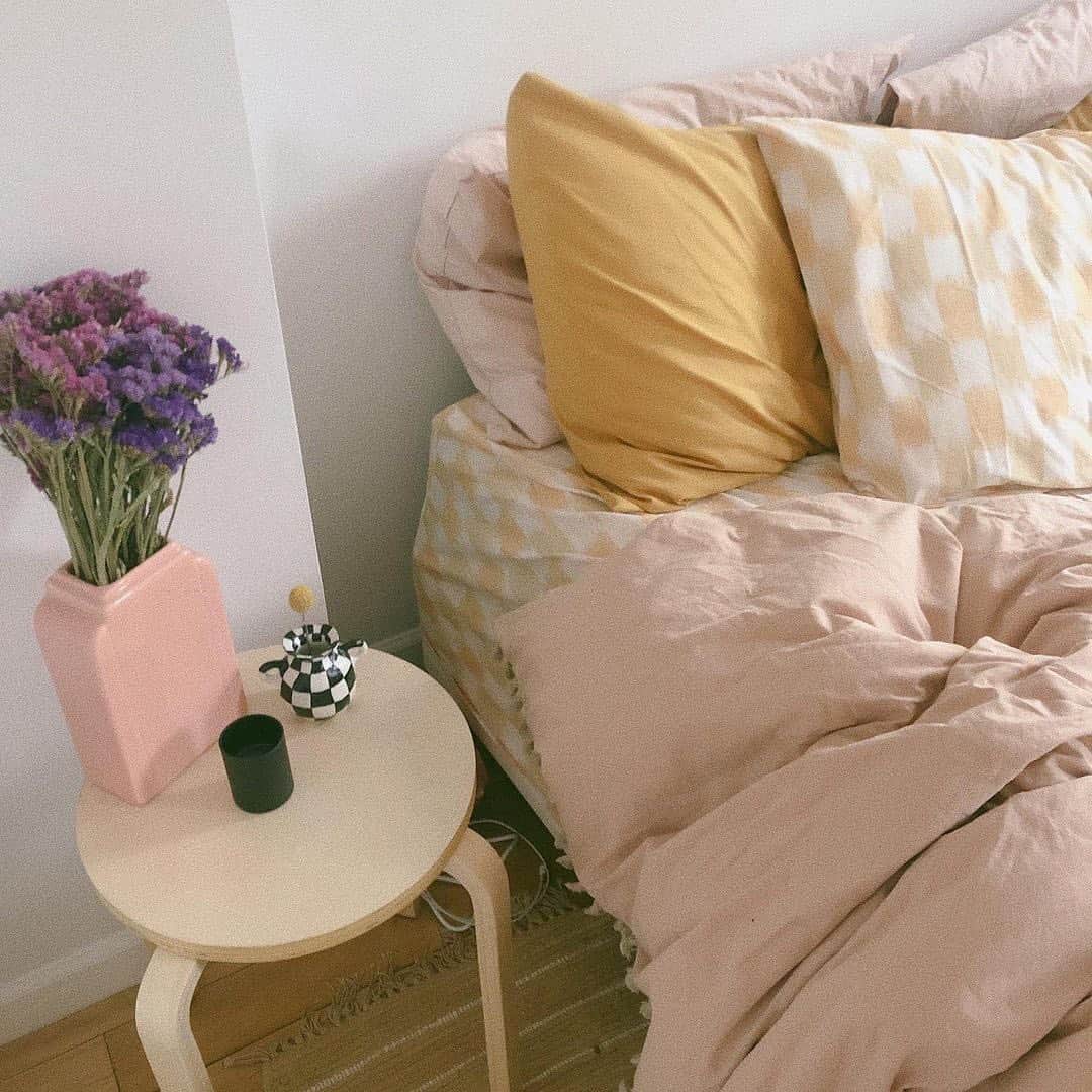 Urban Outfittersさんのインスタグラム写真 - (Urban OutfittersInstagram)「Peace of mind. ☁️ Tap to shop bedding seen in @torihahn's space. #UOHome」11月22日 11時48分 - urbanoutfitters