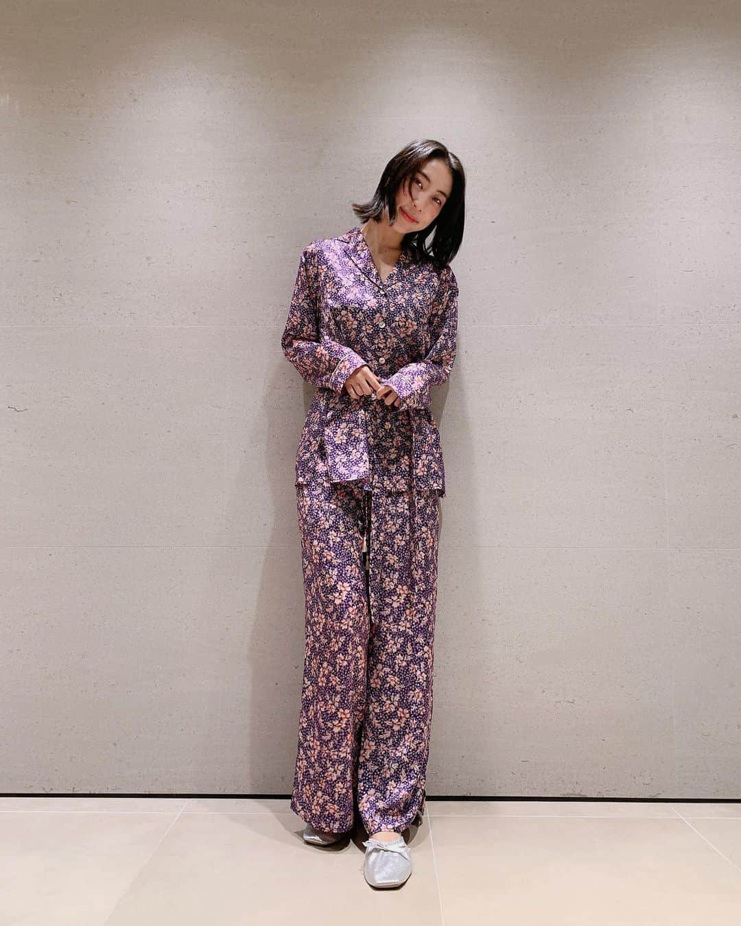 近野莉菜のインスタグラム：「【SNIDEL HOME POPUP STORE】 銀座三越でのポップアップストアまであと3日！  初めてお客様にお手に取ってご覧頂ける機会なので、今からすごく楽しみです‼︎  私が着用しているルームウェアは、11.20(fri)のインスタライブで紹介した「LUMIERE(ルミエール)」というアイテムです♡ サテン生地ですがヒヤッとせず、シアバターの加工を施しているので、 乾燥する時期にもしっとりとお肌を保ってくれます😌💧そしてディティールにもこだわっているので、ルームウェアなのに、スタイルアップがすごい‼︎  これからまた、おうち時間が増えそうなので、お家でリラックスするのはもちろん、少し気分が上がるルームウェアで過ごしてみませんか☺️🌿  詳細です↓  【銀座三越　本館3階】 11/25（WED）～12/8（TUE）  【ジェイアール名古屋タカシマヤ 5階】 12/2（WED）～12/8（TUE）  【ルミネ新宿２店 2階】 12/11（FRI）～12/25（FRI）  【札幌大丸 1階】 12/16（WED）～12/25（FRI）  オンラインポップアップが決定！ 【ZOZO TOWN】 12/10(thu)〜12/27(sun)  ※営業時間に関しましては、各館にお問い合わせください。  また、POP UPでしか手に入らない限定商品・ノベルティもご用意しております。詳細はホームページをご覧くださいませ。  #SNIDELHOME #スナイデルホーム #BEAUTYHOMEDRESS #美容パジャマ @snidel_home_official  @snidel_official  @snidel_official_snap  @marshmallow_presscat」