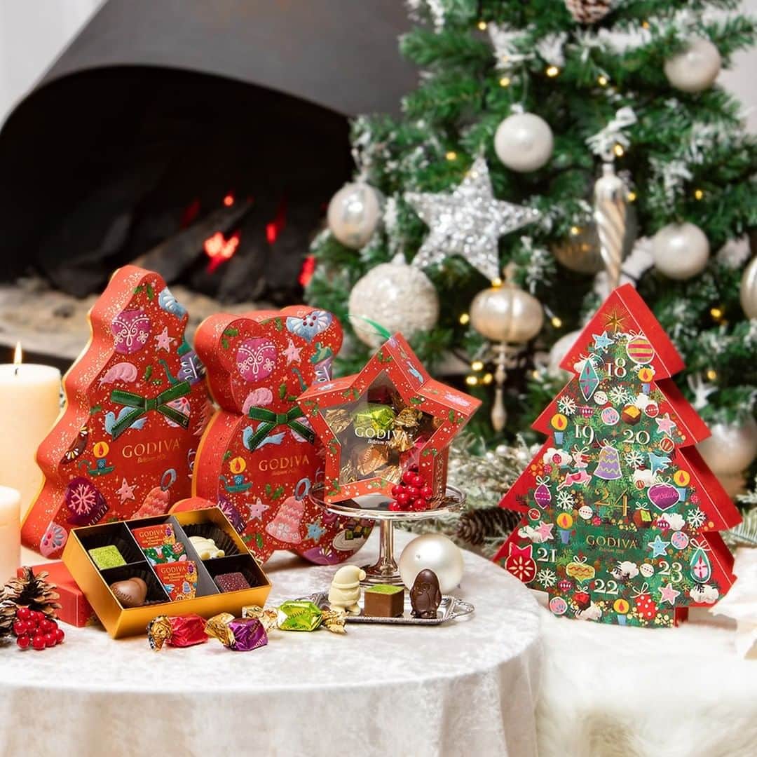 GODIVAさんのインスタグラム写真 - (GODIVAInstagram)「今年のクリスマスは、ご家庭で、家族や近しい友人とゆっくり過ごす方も多いことでしょう。  一緒にクリスマスを過ごせる感謝を込めて、手軽なプレゼントにぴったりのラインナップをご用意しています🎄✨  キラキラ輝く、ときめきのクリスマスを🎁✨ https://www.godiva.co.jp/christmas/  #ゴディバ #チョコレート #チョコ #クリスマスツリー #クリスマス #オーナメント #限定 #godiva #chocolate #christmas #xmas #limited #christmastree #sweet #sweets #キラキラ #グリッター」11月22日 12時00分 - godiva_japan