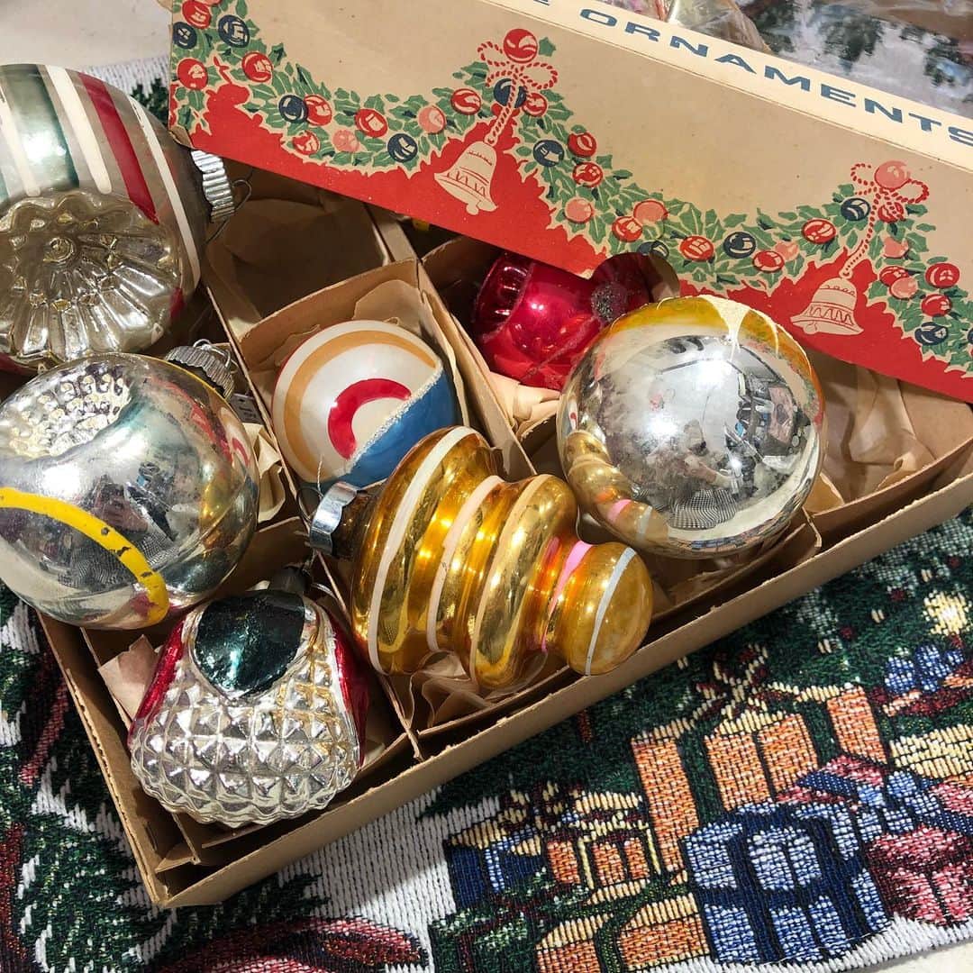 NUTTY Vintage&Collectibleのインスタグラム：「《素晴らしき時代マーケット》  クリスマスムードを高めるヴィンテージツリーオーナメントもお持ちしております🎄 シーズン前に集め始めて、当日はツリーを華やかに彩ってみてはいかがでしょう＊  ┈┈┈┈┈┈┈┈┈┈┈┈┈┈┈┈┈ RECOMMEND VINTAGE ┈┈┈┈┈┈┈┈┈┈┈┈┈┈┈┈┈ ☑︎vtg tree ornaments  【会期】 11月18日(水)〜23日(月・祝) 阪急うめだ本店9階催場・祝祭広場 ※但し最終日は午後6時終了」