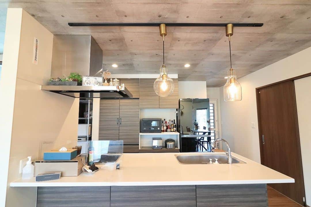 西本ハウスのインスタグラム：「💙 【水まわり特集】  🍳Kitchen 廿日市市 OT様邸  【11月中申込限定 豪華特典付&SNS限定キャンペーン開催中🎉🎉】  安佐北区落合&東広島市八本松町宗吉新築一戸建て販売中🏠  11月中にお申込みをいただいた方に限り、全室カーテン・カーポート・エアコン1台をプレゼント🎁  さらに！！SNSをご覧になってお問い合わせをいただくと販売価格から50万のお値引きをさせていただきます🎈 ※お問い合わせはDMか、電話にて「インスタを見ました」とお伝えください。  2020年12月完成、年内入居可能😌新年を新居で過ごしたい方におすすめです🏠 キャンペーンのお申込は先着順となりますのでお早めにお問い合わせください☎︎♪  モデルハウスの見学予約はこちら▼ @nishimoto_house  #西本ハウス #広島県 #工務店 #ZEROCUBE #ゼロキューブ #グッドデザイン賞 #1000万円からはじめる家づくり #子育て世代の家  #子育て世代の家づくり #デザイン住宅  #デザイナーズ住宅 #新築一戸建て #マイホーム #新築マイホーム #注文住宅 #規格住宅 #家づくり #暮らしを楽しむ #セミオーダー住宅 #セミオーダー #セミオーダーハウス #広島建売 #建売 #分譲住宅 #分譲中 #広島分譲住宅」
