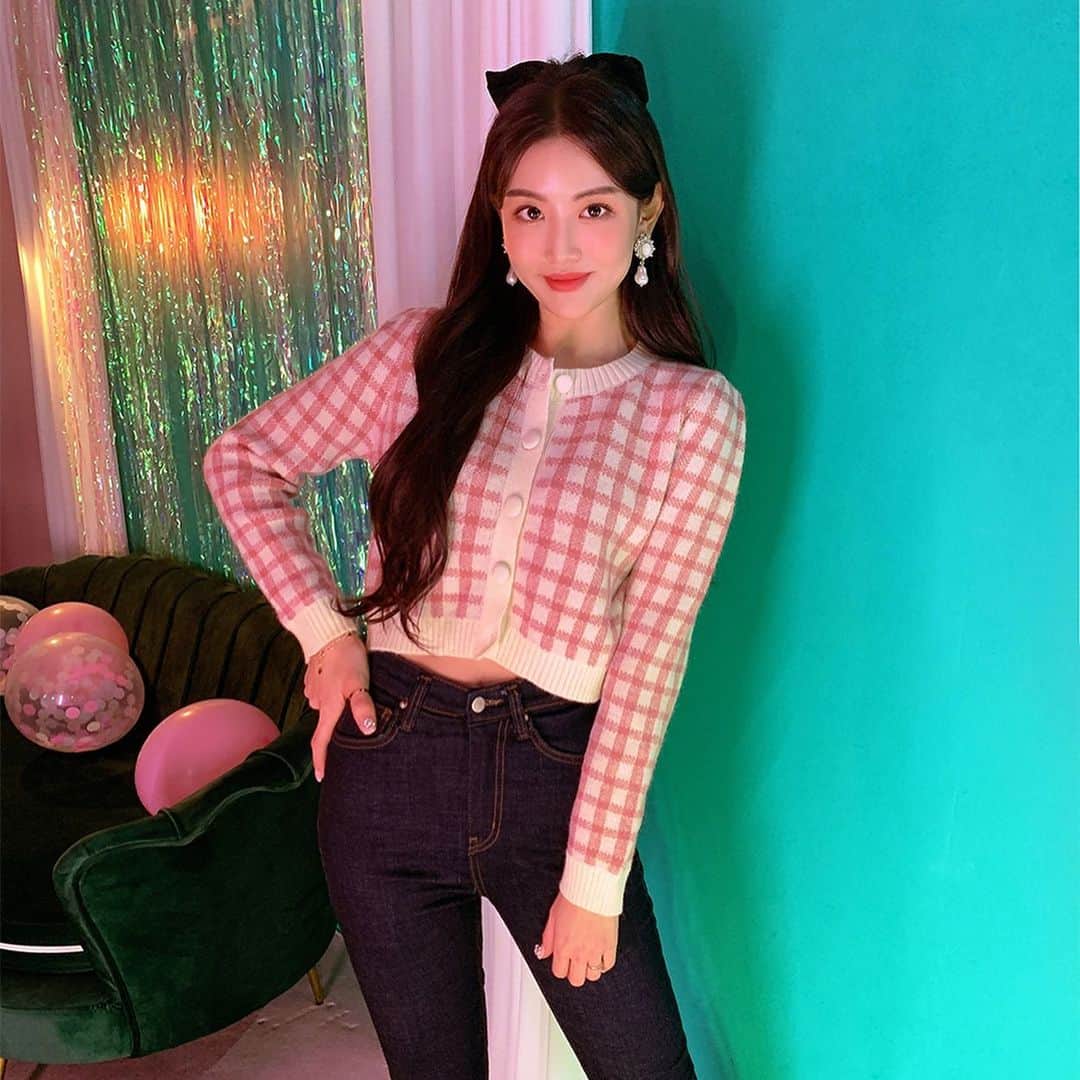 Chuuのインスタグラム：「🎀츄X셀럽쇼퍼 OPEN🎀  셀럽쇼퍼 @pinkjjelly 핑글님이 코디한 이 가디건은 화사한 톤의 컬러감으로 퐈려한 조명 아래 빛나는 가디건이에요!!  체크패턴과 동글동글한 단추로 귀엽고 허리 부분까지 오는 크롭 기장으로 핑글님처럼 팬츠와 코디했을 때 이렇게 다리가 길어보인답니다🤗  🚨지금 핑글님 피드에 할인 받을 수 있는 코드를 통해 구매하면 5% 할인 되니 할인 코드는 핑글님 피드에서 확인해주세요🧡  #chuu#츄#셀럽쇼퍼#데이트룩#파티룩#연말룩#호캉스추천」