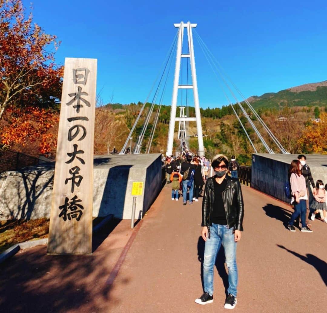 森純太さんのインスタグラム写真 - (森純太Instagram)「九重町でゆっくりと温泉へ。  九重町(ここのえまち。くじゅうとも読む。)に初めて来た。 空気が美味しい。 涼しいと言うより少し寒い。 温泉にゆっくり入って美味しいお肉食べてそれからまたゆっくりしてたよ。  昼間に日本一の吊り橋に行った。 凄いデカい！！ そして凄い高さだ！ でもグループや家族連れが多くて「竹下通り」のような通行量だったので…ここは大人の男性として橋の入口数メートルで皆さんに譲ってリタイアしたよ。w  スタッフの南條君アテンドどうもありがとう。 そしてゆっくりと音楽を聴きながらの語らいは滅多にない貴重な時間だった。  @shoichinanjo   ーーーーーーーーーーーーーーーーーーーー  #森純太  #九重夢大吊橋  #九重 #ソロツアー #gethappy #温泉 #ゆっくり #lespaulcustom  #lespaul #今度 #プレイリスト #作ってお知らせ #したいくらい #楽しかった」11月22日 11時57分 - juntamori