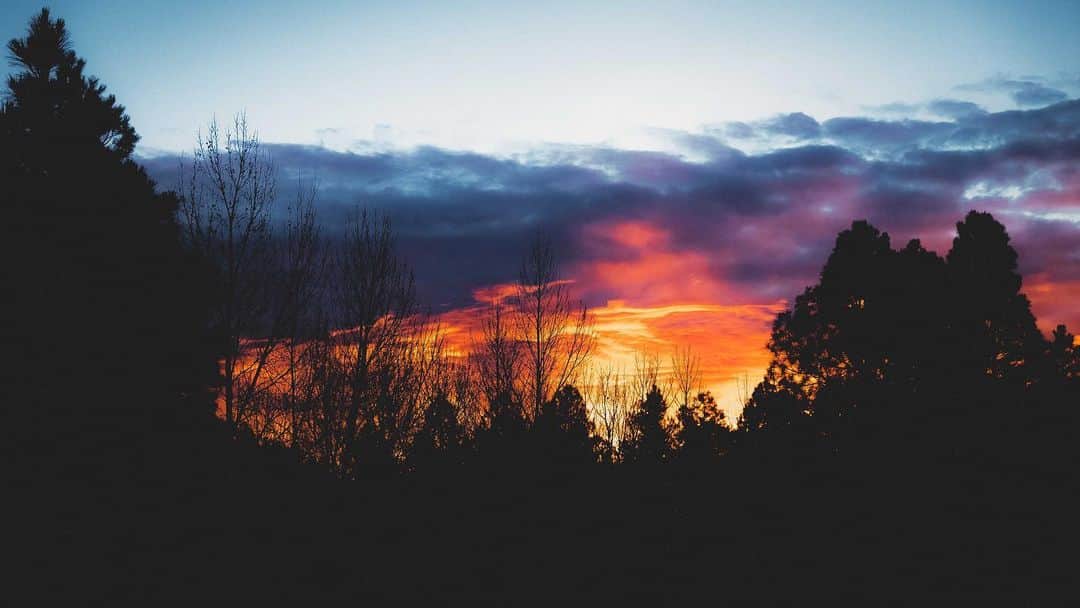 ハウィー・ケンドリックのインスタグラム：「Fire in the Sky!! @pinecanyon @leica_camera」