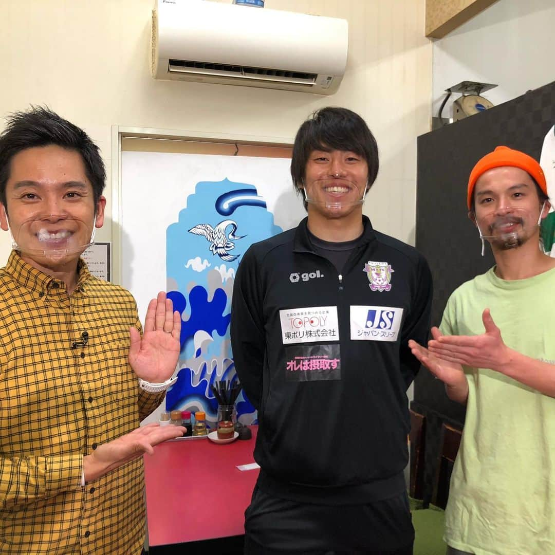 伊藤薫平のインスタグラム：「きょうのDスポは、 得点ランクトップの 選手が登場！  J3 #藤枝MYFC の #大石治寿 選手！ 現在14ゴールで 得点ランクトップタイなのです！ #静岡学園　出身の ストライカーの素顔！ そして、 ご友人(写真1枚目右)が作る #勝負飯　まで聞いています！  また、昨日 浜松市で行われた 女子バレーボールクラブ #ブレス浜松　の ホーム開幕戦もお届け！  生で観ると、 ラリーの場面は特に感動します。  #高校サッカー  県代表 #藤枝明誠 の 対戦校= #愛媛県　代表 #新田高校　についても フカボリします！ #南海放送 #古谷崇洋　アナが 担当アナならではの 熱のこもった情報を伝えてくれますよー！  #Dスポ 17時から！」