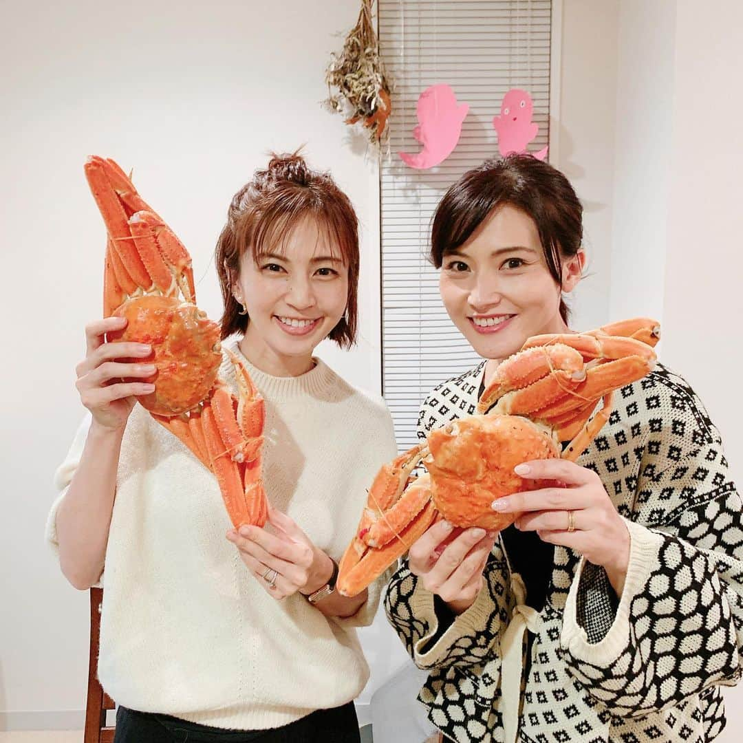 安田美沙子さんのインスタグラム写真 - (安田美沙子Instagram)「我が家でカニを頂きました🦀夢中でカニと向き合う。 美味しくて幸せでした✨ 私は剥きながら食べちゃう派。 全部剥いてからの人も！ . . . 男の子3人は大暴れで、廊下に長ーいプラレールを作ったり、かくれんぼしたり、6時間くらい遊び続けてた👦👦👦 たまに喧嘩もするけど、おうちはやっぱり楽だなぁ。 . . 金子さんもご夫婦で来てくれました😊🦀を囲んで沢山笑ったハッピーな夜でした✨ . . #🦀　#カニ　#カニ美味しすぎた　#みさこクッキング #homeparty #カニパーティ #dinner #春菊サラダ #サツマイモサラダ　#人参ラペ #こどもシチュー　#キムチ沢山 @muno_plus さんカニさんありがとう」11月22日 12時08分 - yasuda_misako