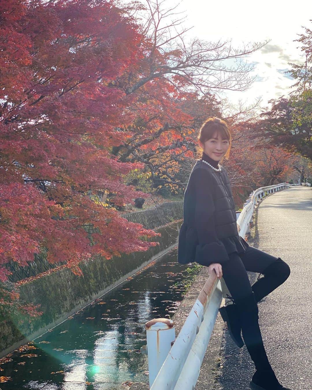 木本泉さんのインスタグラム写真 - (木本泉Instagram)「-﻿ 母とお散歩🍁﻿ ﻿ 京都はどこも綺麗に紅葉してます🍂﻿ ﻿ 心が穏やかになる景色です✨﻿ ﻿ お問い合わせ多数いただいていたコート、発売させていただいております☃️﻿ ﻿ 後ろからのデザインも可愛いょ💓﻿ ﻿ #京都#紅葉#秋」11月22日 12時09分 - izumikimoto
