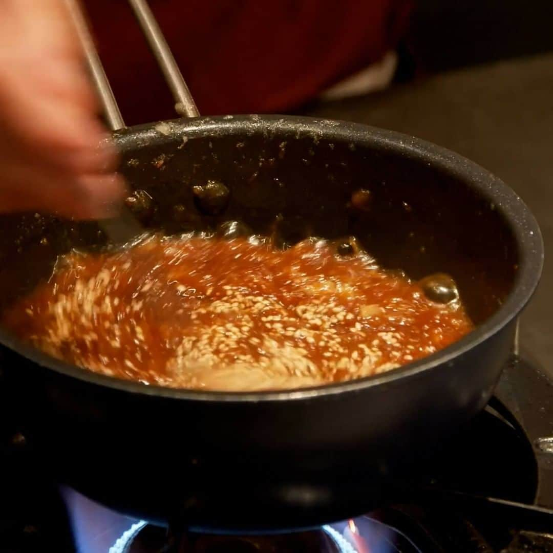 栗原心平さんのインスタグラム写真 - (栗原心平Instagram)「「食べる焼き肉のたれ」のレシピ動画を公開しました！  すりおろしたりんごや玉ねぎがたっぷり入ったみんなが大好きな味の焼き肉のたれです！  牛肉はもちろん、豚や鶏でもおいしくいただけますよ。  肉や野菜に、たれをのせるようにしてお召し上がりください。  レシピはプロフィールのリンク＞LINE＞動画からご確認いただけます！ @gochisosamachannel  #家で作ろう #栗原心平 #shimpeikurihara #ごちそうさまチャンネル #レシピ #簡単」11月22日 12時01分 - gochisosamachannel