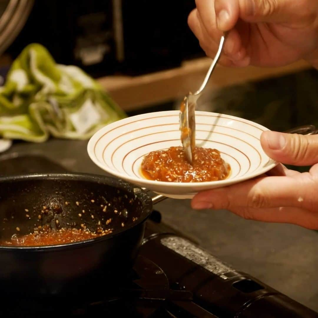 栗原心平さんのインスタグラム写真 - (栗原心平Instagram)「「食べる焼き肉のたれ」のレシピ動画を公開しました！  すりおろしたりんごや玉ねぎがたっぷり入ったみんなが大好きな味の焼き肉のたれです！  牛肉はもちろん、豚や鶏でもおいしくいただけますよ。  肉や野菜に、たれをのせるようにしてお召し上がりください。  レシピはプロフィールのリンク＞LINE＞動画からご確認いただけます！ @gochisosamachannel  #家で作ろう #栗原心平 #shimpeikurihara #ごちそうさまチャンネル #レシピ #簡単」11月22日 12時01分 - gochisosamachannel