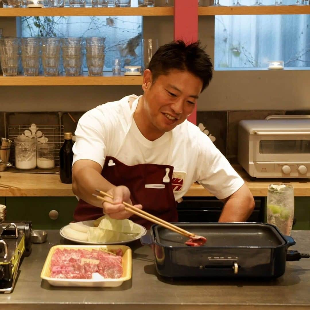 栗原心平さんのインスタグラム写真 - (栗原心平Instagram)「「食べる焼き肉のたれ」のレシピ動画を公開しました！  すりおろしたりんごや玉ねぎがたっぷり入ったみんなが大好きな味の焼き肉のたれです！  牛肉はもちろん、豚や鶏でもおいしくいただけますよ。  肉や野菜に、たれをのせるようにしてお召し上がりください。  レシピはプロフィールのリンク＞LINE＞動画からご確認いただけます！ @gochisosamachannel  #家で作ろう #栗原心平 #shimpeikurihara #ごちそうさまチャンネル #レシピ #簡単」11月22日 12時01分 - gochisosamachannel