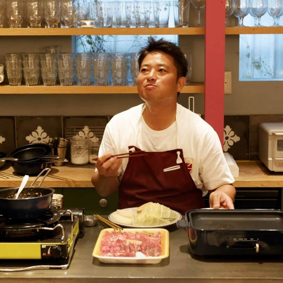 栗原心平さんのインスタグラム写真 - (栗原心平Instagram)「「食べる焼き肉のたれ」のレシピ動画を公開しました！  すりおろしたりんごや玉ねぎがたっぷり入ったみんなが大好きな味の焼き肉のたれです！  牛肉はもちろん、豚や鶏でもおいしくいただけますよ。  肉や野菜に、たれをのせるようにしてお召し上がりください。  レシピはプロフィールのリンク＞LINE＞動画からご確認いただけます！ @gochisosamachannel  #家で作ろう #栗原心平 #shimpeikurihara #ごちそうさまチャンネル #レシピ #簡単」11月22日 12時01分 - gochisosamachannel