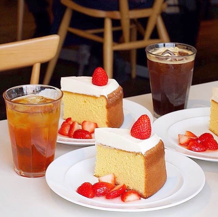 のインスタグラム：「［#cafemiru_東京］［#cafemiru_吉祥寺］﻿ ——————————————————————﻿ "食"の世界観が表現されている🌿「マーガレット・ハウエル ショップ&カフェ 吉祥寺」﻿ ﻿ 絵に描いたようなフォルムの可愛らしいケーキら、しっとりスポンジ×なめらかクリームの相性抜群🤤💕売り切れ続出の人気メニューです😌🌼﻿ ﻿ ☑︎ヴィクトリアスポンジケーキ🍰﻿ ☑ライトグレイティー🍹﻿ ※販売状況は事前にお店へご確認ください。﻿ ﻿ 📍マーガレット・ハウエル ショップ&カフェ 吉祥寺﻿ ⚪︎住所 / 東京都武蔵野市吉祥寺本町3-7-14﻿ ⚪︎営業時間 / 【月〜日】11:00〜19:30﻿ ※現在は営業時間が異なる場合がございますので、事前にご確認ください。﻿ ⚪︎定休日 / 不定休﻿ ⚪︎アクセス / 吉祥寺駅より徒歩11分﻿ ﻿ 【#cafemiru_Tokyo】【#cafemiru_Kichijoji】﻿ 📍MARGARET HOWELL SHOP & CAFE KICHIJOJI﻿ ◎Open Hours / 【MON-SUN】11:00〜19:30﻿ ◎closest station / 「Kichijoji」﻿ ﻿ ☕️ @margarethowellcafe﻿ 📷 @oprin3022﻿ ———————————————————﻿ Cafemiruでは「#インスタ探検隊」or「#cafemiru」をタグ付けしているカフェ写真から、運営スタッフが厳選してご紹介しています👀🔍」