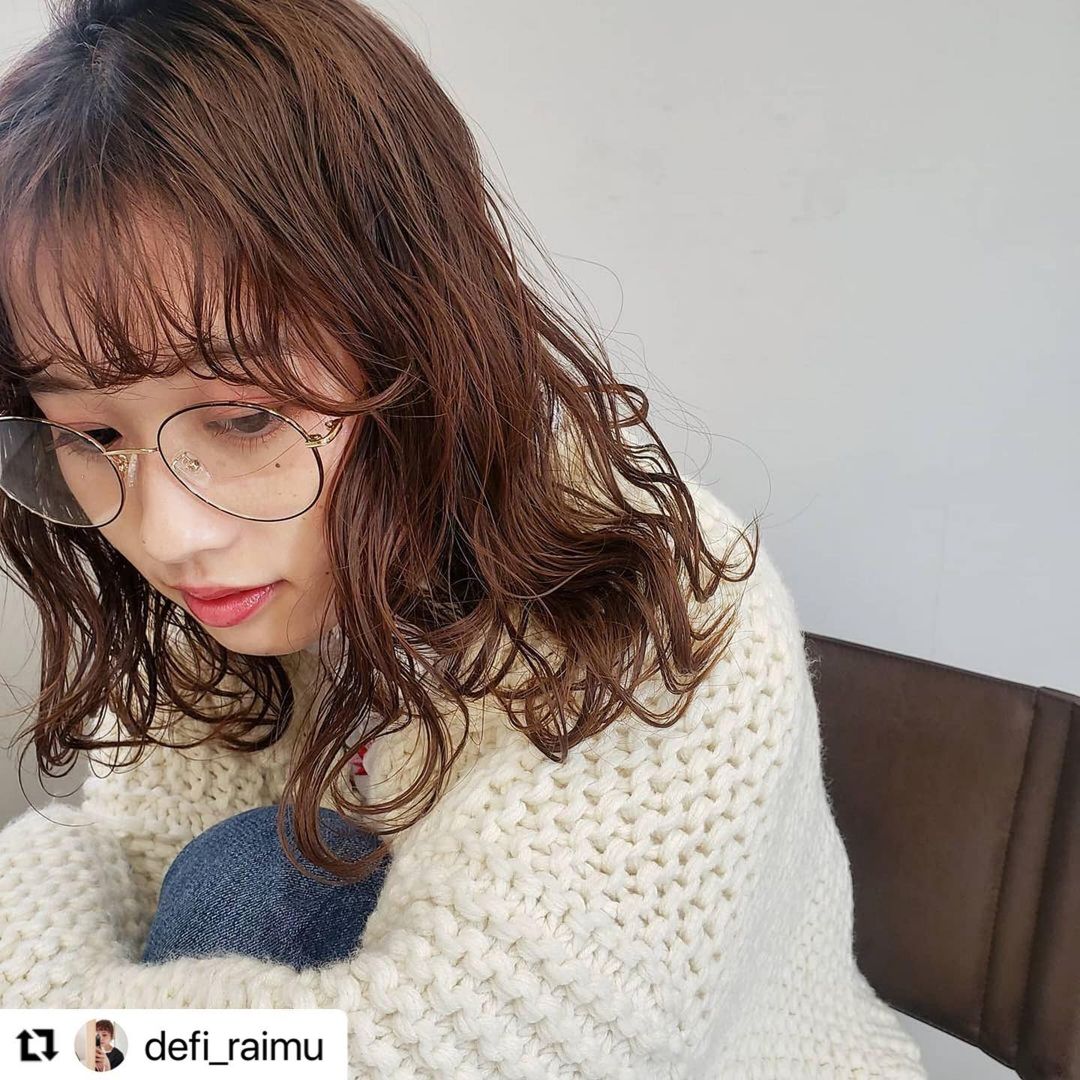 THROW 【スロウ】さんのインスタグラム写真 - (THROW 【スロウ】Instagram)「#Repost @defi_raimu with @make_repost ・・・ 🍂𓂃 𓈒𓏸  11月後半～12月は年末に向けてご予約 混みやすくなるので早めのご予約おすすめです!✰︎  秋冬に向けたイメチェン、メンテナンス﻿ お任せ下さい🧚‍♀️﻿ ﻿﻿﻿ ﻿﻿﻿ ﻿ *﻿﻿ *﻿﻿ 指名料✕﻿﻿ ロング料金﻿✕﻿﻿ InstaDMからのご予約30%off◎﻿﻿ ﻿﻿ ﻿﻿ ﻿﻿ ご予約はプロフィールのURL他DM﻿﻿ でも24h承っております💌﻿﻿ ご質問等お気軽にDMにてお問い合わせください____✍︎𓈒 𓂂𓏸﻿﻿ ﻿﻿﻿ ﻿﻿﻿ ﻿﻿﻿ ﻿﻿﻿ ﻿﻿﻿﻿﻿﻿ ﻿﻿﻿﻿﻿﻿ ﻿﻿ ﻿﻿ ﻿﻿ ﻿﻿﻿﻿﻿﻿ #大阪美容室#大阪美容室Defi#梅田美容室#冬カラー#暗髪でも透明感 #モンブランカラー#色落ちまで可愛いカラー #暗髪#韓国っぽヘア#ブラウンカラー#透明感カラー#ベージュカラー #メガネ女子 #インナーカラー大阪#インナーカラー梅田 #韓国風ヘア #大阪美容師 ﻿#ヘアアレンジ#kpopアイドル #前髪アレンジ #お洒落なkpopペンと繋がりたい﻿#エンハイフン好きな人と繋がりたい#関西サロモ #머리스타그램#中崎町カフェ #梅田カフェ#ヘアカタログララ #スロウカラー  #throwcolor」11月22日 12時04分 - throwcolor
