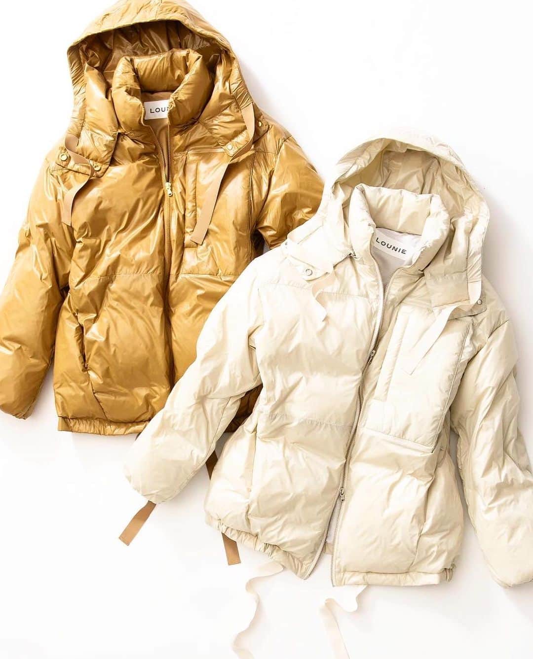 LOUNIE（ルーニィ）さんのインスタグラム写真 - (LOUNIE（ルーニィ）Instagram)「《LOUNIE info》Oggi.jp掲載の『ダウンジャケット』。朝比奈彩さんが着こなすオールホワイトコーデ。 ㅤ この冬大注目の光沢素材はダウンジャケットにも。コーデに1点投入するだけで、軽やかな印象になります☆ ㅤ ヒップが隠れるハーフ丈も合わせやすいです。 ㅤ フードや裾をキュッと絞れるリボンはグログランテープ。フェミニンな要素をひとさじ。 ㅤ Down coat(10812137①)¥48000+tax オフ、ゴールドベージュ、ブラックの3色展開。 36、38、40号の3サイズ。 着丈:72cm ㅤㅤㅤㅤㅤㅤ #LOUNIE#lounie#ルーニィ#2020aw#fashion#雑誌oggi#朝比奈彩 さん#佐藤佳菜子 さん#アウター#ダウンコート#ダウンジャケット#オールホワイトコーデ」11月22日 12時17分 - lounie_jp