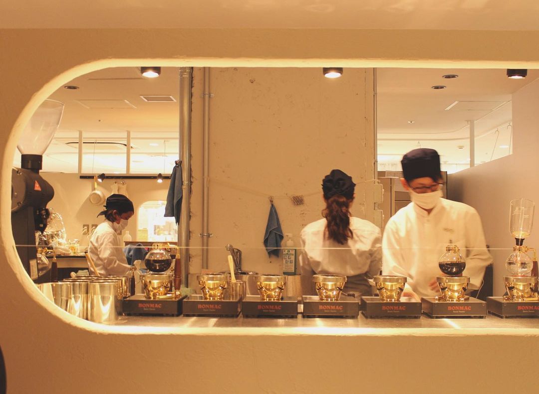 poroco（ポロコ）さんのインスタグラム写真 - (poroco（ポロコ）Instagram)「10/25にル・トロワB2にオープンした「ひらがなのもりひこ」✨  "温故知新"をテーマに、日本ならではの丁寧な仕事を感じられるホットケーキ専門店です🥞✨ 醤油やみりんを隠し味に加えたホットケーキ「うすもち」は、ふわっモチッとした食感で、どこか懐かしくも新しい美味しさ❗️  MORIHICO.といえばの深煎りのコーヒーとも相性抜群で、サイフォンでたっぷり約2杯分味わえます☕️ 技術が必要なサイフォン式の淹れ方を研究したというコーヒーは、香り高く奥行きがあり、後味はすっきり。浅煎りブームの中、改めて深煎りのコーヒーの美味しさを感じました☺️✨  今は自粛の時ですが、テイクアウト専用の「あつもち」を自宅で味わうのもいいですし、ストレスフルなこんなときだからこそ、まあるく角のとれた店内でゆっくりとした時間を楽しみたいものですね。  @hiragananomorihico   #poroco #ポロコ #札幌カフェ #札幌cafe #sapporocafe #札幌グルメ #札幌 #cafe #morihico #ひらがなのもりひこ #ルトロワ #ホットケーキ #ホットケーキ専門店 #自家焙煎コーヒー」11月22日 12時12分 - poroco_magazine