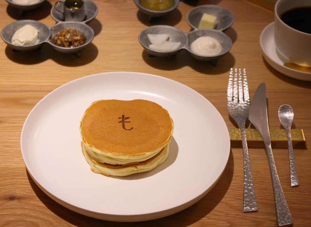poroco（ポロコ）さんのインスタグラム写真 - (poroco（ポロコ）Instagram)「10/25にル・トロワB2にオープンした「ひらがなのもりひこ」✨  "温故知新"をテーマに、日本ならではの丁寧な仕事を感じられるホットケーキ専門店です🥞✨ 醤油やみりんを隠し味に加えたホットケーキ「うすもち」は、ふわっモチッとした食感で、どこか懐かしくも新しい美味しさ❗️  MORIHICO.といえばの深煎りのコーヒーとも相性抜群で、サイフォンでたっぷり約2杯分味わえます☕️ 技術が必要なサイフォン式の淹れ方を研究したというコーヒーは、香り高く奥行きがあり、後味はすっきり。浅煎りブームの中、改めて深煎りのコーヒーの美味しさを感じました☺️✨  今は自粛の時ですが、テイクアウト専用の「あつもち」を自宅で味わうのもいいですし、ストレスフルなこんなときだからこそ、まあるく角のとれた店内でゆっくりとした時間を楽しみたいものですね。  @hiragananomorihico   #poroco #ポロコ #札幌カフェ #札幌cafe #sapporocafe #札幌グルメ #札幌 #cafe #morihico #ひらがなのもりひこ #ルトロワ #ホットケーキ #ホットケーキ専門店 #自家焙煎コーヒー」11月22日 12時12分 - poroco_magazine