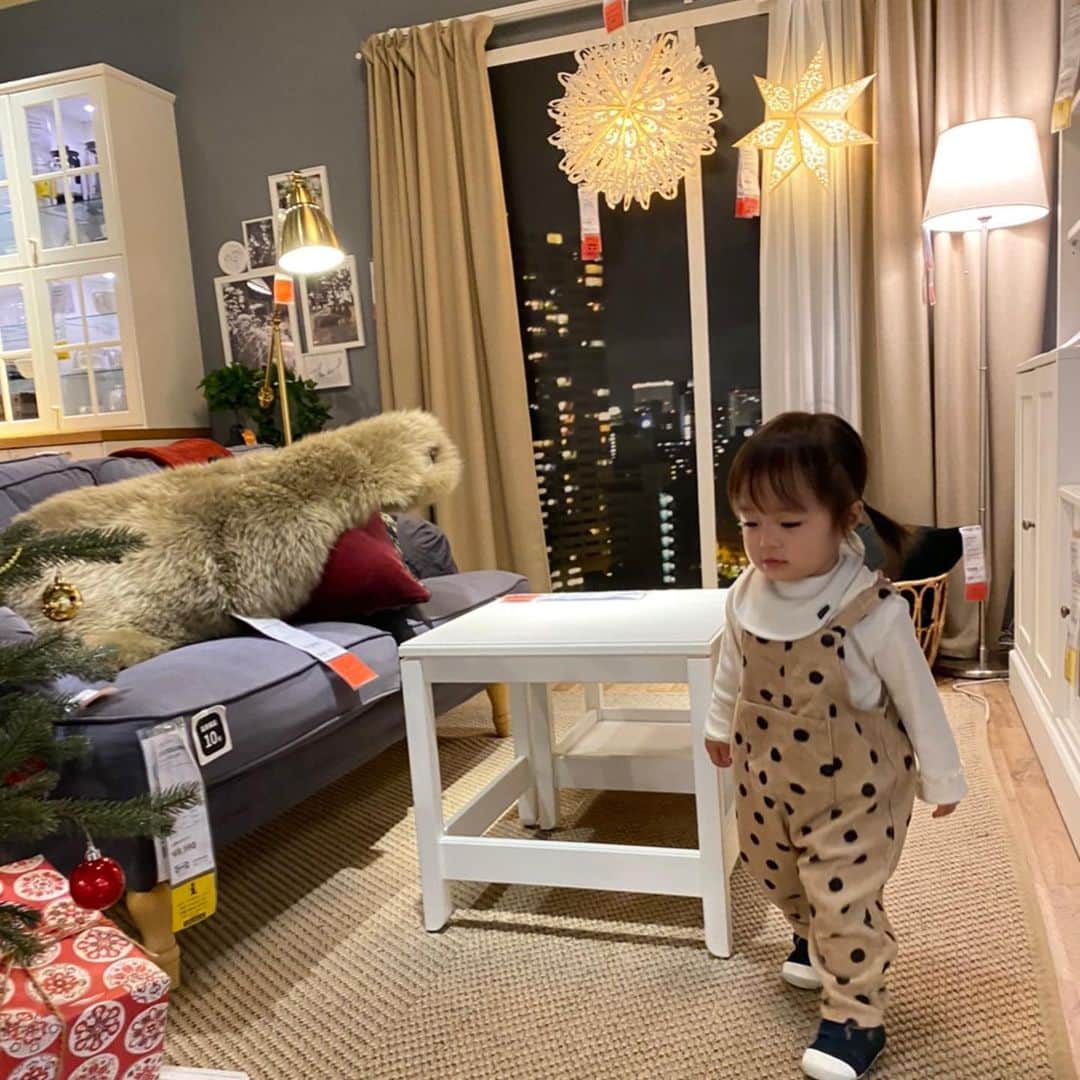 しほの涼のインスタグラム：「クリスマスムードのIKEAが凄く素敵で、 娘も楽しそうだった☺️🎁 クリスマスインテリアを沢山買ったから、 リビングが急に華やかになって幸せ😊💕 #ikea購入品 #ikea #ikeahome #北欧家具 #北欧インテリア #1歳4ヶ月 #zarababy #zarakids」