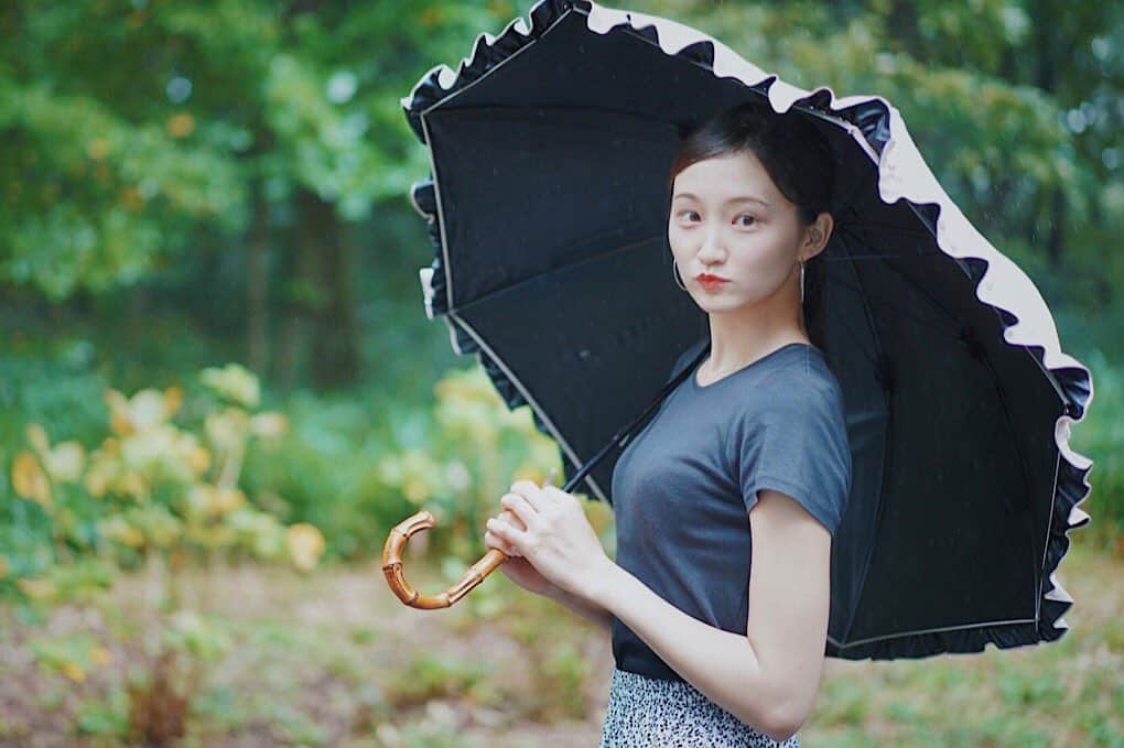 加藤早和子のインスタグラム：「❤︎ 掘り出し写真🔓  湿気で前髪全部消えた日👶🏻  雨降ってるのに差してるのは日傘😂(笑)  . . #青山学院大学 #女子大学生 #ミス日本 #一眼レフ #ポートレート #ポートレート撮影 #ポトレ #被写体 #いいね返し #portrait #as_archive #portraitphotography #as_picture #portrait_mood」