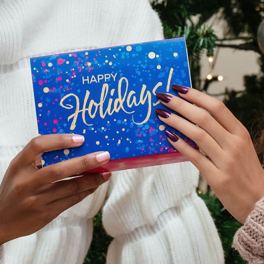 OPIさんのインスタグラム写真 - (OPIInstagram)「'Tis the season of giving. 🎁 Head to our #linkinbio to shop.  Shades: #SnowfallingForYou & #LetsTakeAnElfie     #GiftedByOPI #GiftIdeas #CustomGifts #OPI #OPIObsessed #NailPolish」11月22日 12時16分 - opi