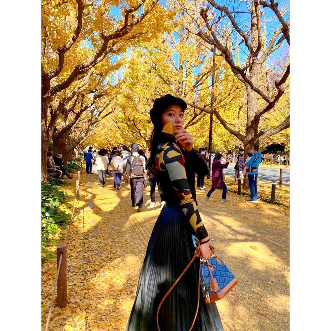 工藤綾乃のインスタグラム：「秋だね トップスもいちょう色 通りすがりに綺麗すぎて感動した」