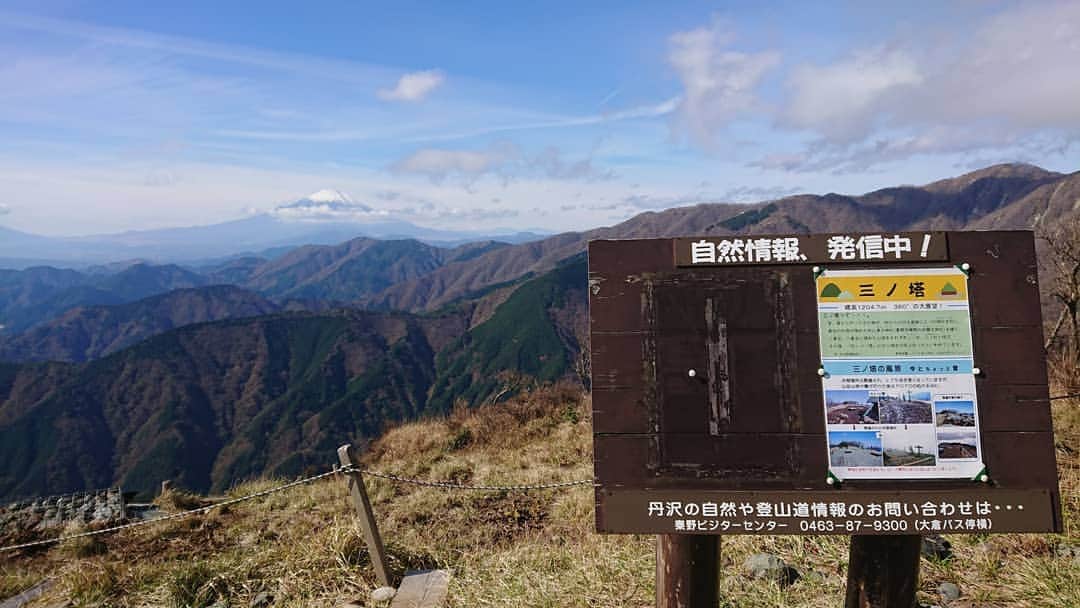 桜花さんのインスタグラム写真 - (桜花Instagram)「前に訪れた三ﾉ塔からの富士山🗻🗻🗻🌷  大倉尾根も登りがいがあって燃えますが、 ヤビツ峠からの道のりも本当に好きだな、、🍀  今は紅葉最盛期ですが、 少し混雑回避して行きますp(^-^)q  めちゃめちゃ行きたいですが この休日は少々任務が沢山ありまして🐱🌷 新しい事に挑戦しているので わくわくがチョモランマ級です🍀  みなさま本日もナイスな１日をお過ごしください🌷  #丹沢  #三ノ塔 #塔ノ岳 #ヤビツ峠  #山  #山登り #山歩き  #山ガール  #mountain  #mountains #mountaingirl」11月22日 12時26分 - mountainohka