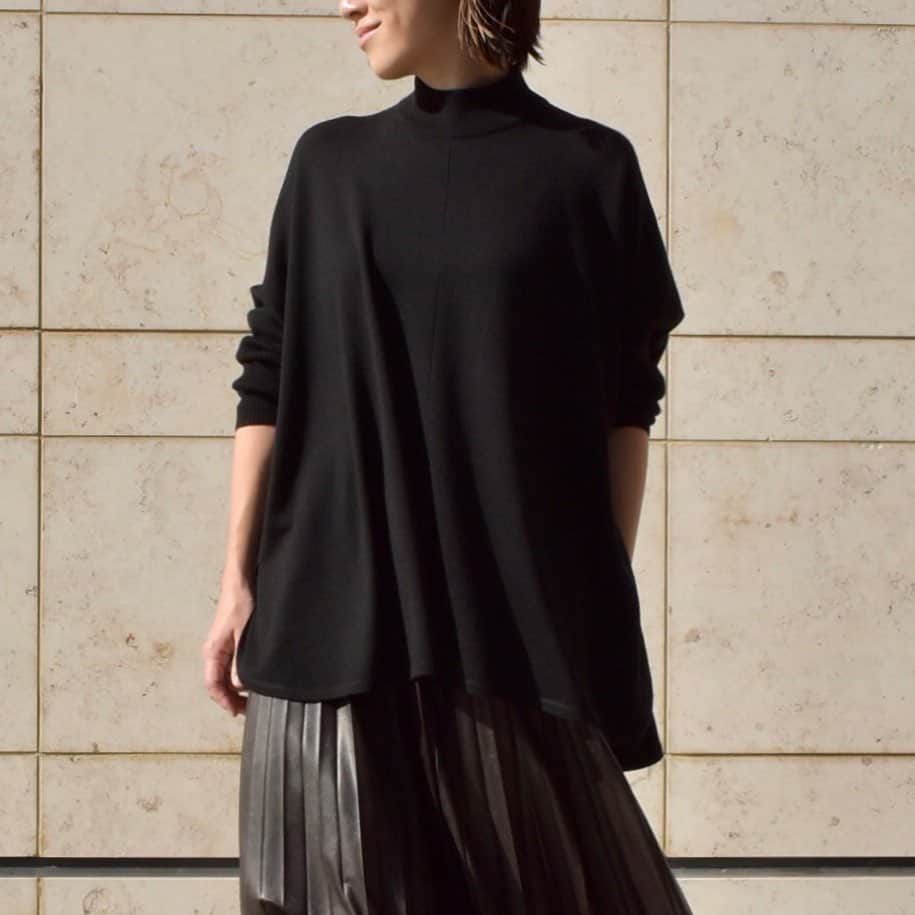 のインスタグラム：「［NEW ARRIVAL］﻿ ウール素材の新作ポンチョニット。﻿ エクストラファインメリノを使用した滑らかな肌触り。﻿ ﻿ 上質な素材感が引き立つブラックでリッチマニッシュな着こなし。﻿ ﻿ Model:157cm Tops Size 38﻿ Bottoms 36 ﻿ ﻿ ［Information］﻿ ただ今APP・オンラインストア会員限定で対象商品が10%OFFになる〈MEMBERS FAIR〉を開催中。﻿ ﻿ 詳しくはプロフィールリンクをチェック。﻿ @theory_luxe_official ﻿ ﻿ #theoryluxe #セオリーリュクス」