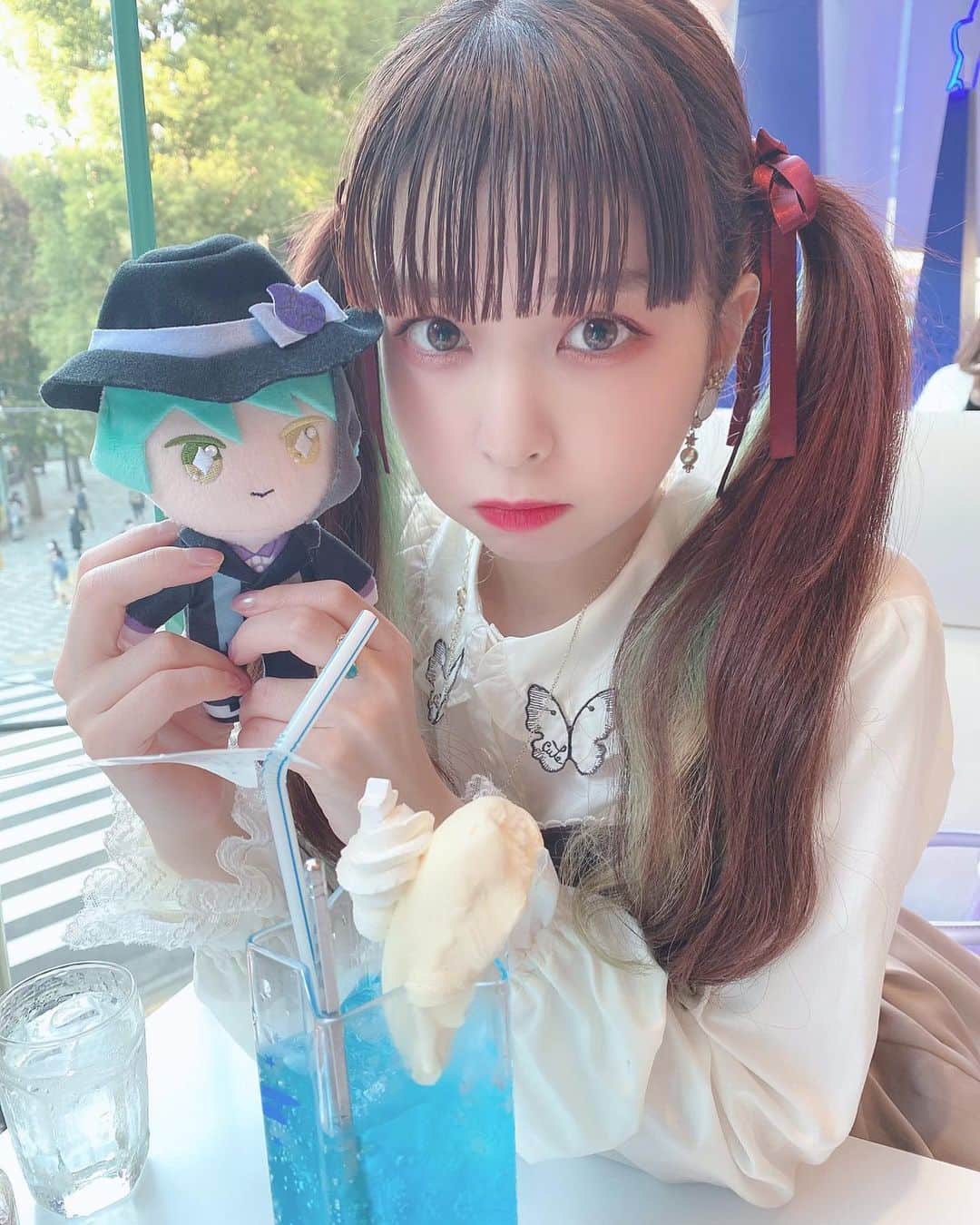 春奈るなのインスタグラム：「ツインテ  #いいツインテールの日  #1122  #twintales」