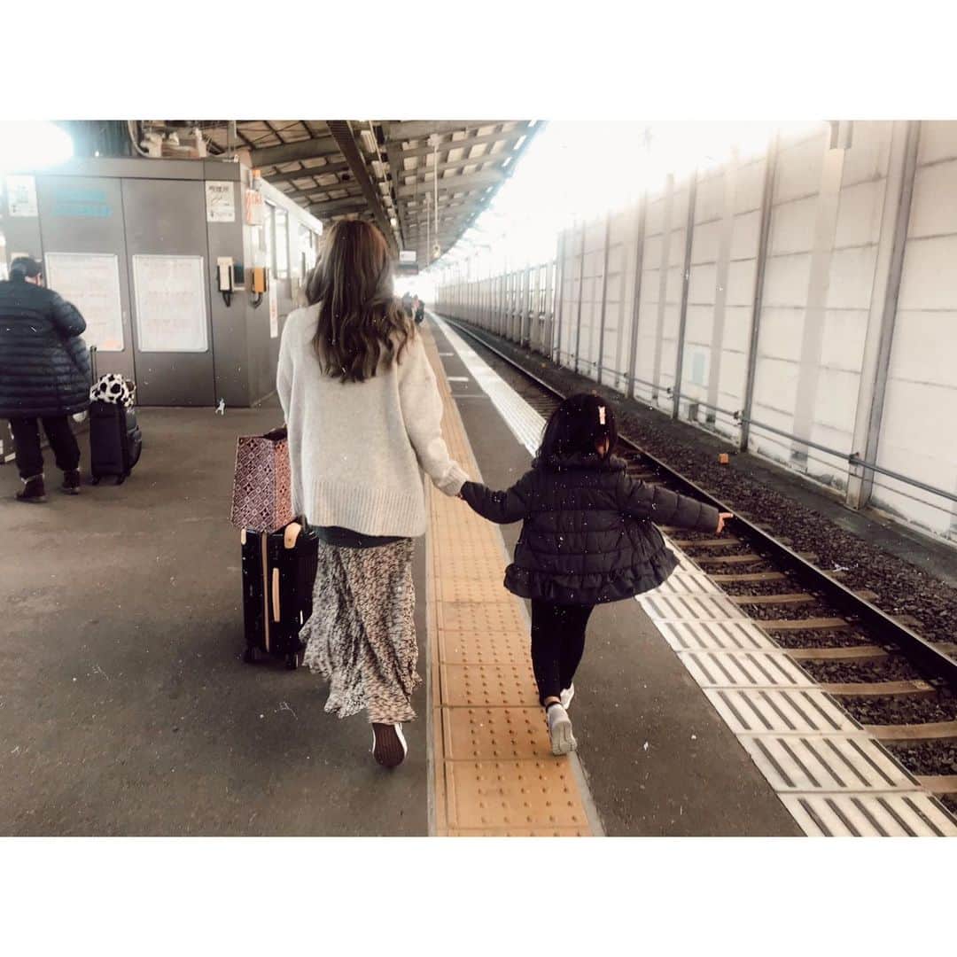紗栄子さんのインスタグラム写真 - (紗栄子Instagram)「親友が、小さな子供2人と沢山の差し入れと私のお誕生日プレゼントを抱えてファームに遊びに来てくれました🐴🎄✨ ホームではしゃぐお姫様を「黄色い線から出ちゃだめだよー🚄」となだめながら、久しぶりに可愛い盛りの子どもたちと半日過ごした幸せな日💖 なによりもバリバリ仕事しながらワンオペ育児をこなすカッコ良すぎる親友と久しぶりに会えたのがとても嬉しかった💖 #後方でベビーカー引きながら写真まで押さえていた出来過ぎな親友👏」11月22日 12時35分 - saekoofficial