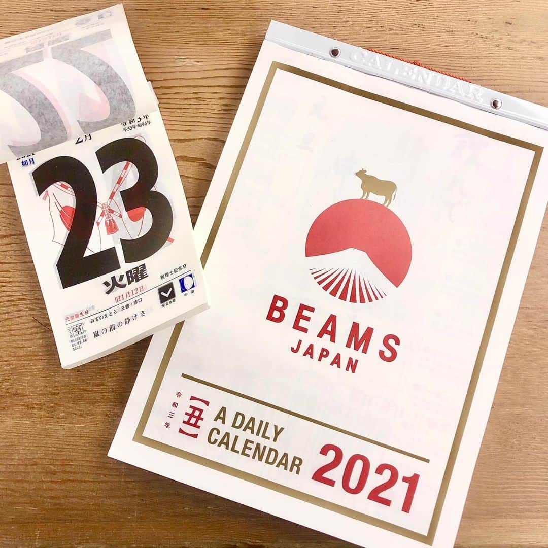 BEAMS JAPANさんのインスタグラム写真 - (BEAMS JAPANInstagram)「＜新日本カレンダー × BEAMS JAPAN / 別注 2021年 日めくりカレンダー＞ 今年も入荷してまいりました！  破るのがもったいない！ 富士の日の出のうえに立つ 「丑(うし)」が特徴的な 別注の日めくりカレンダー。  毎日ありがたいことわざがいただけて、 今日が何の日？かも確認でき、 めくるのが楽しみになる充実した内容です。  新しい気持ちで迎える朝に、 1枚めくるルーティーンを加えてみてはいかがでしょうか。  ▼Item No.  6号  5674-0098 ¥1,700+tax 8号  5674-0097 ¥2,500+tax  BEAMS JAPAN 1F ☎︎ 03-5368-7314 #beams  #beamsjapan  #beamsjapan1st  #madeinjapan #calendar#2021 #令和3年#新年#丑年 #日本製#別注#限定 #カレンダー#日めくりカレンダー」11月22日 12時30分 - beams_japan