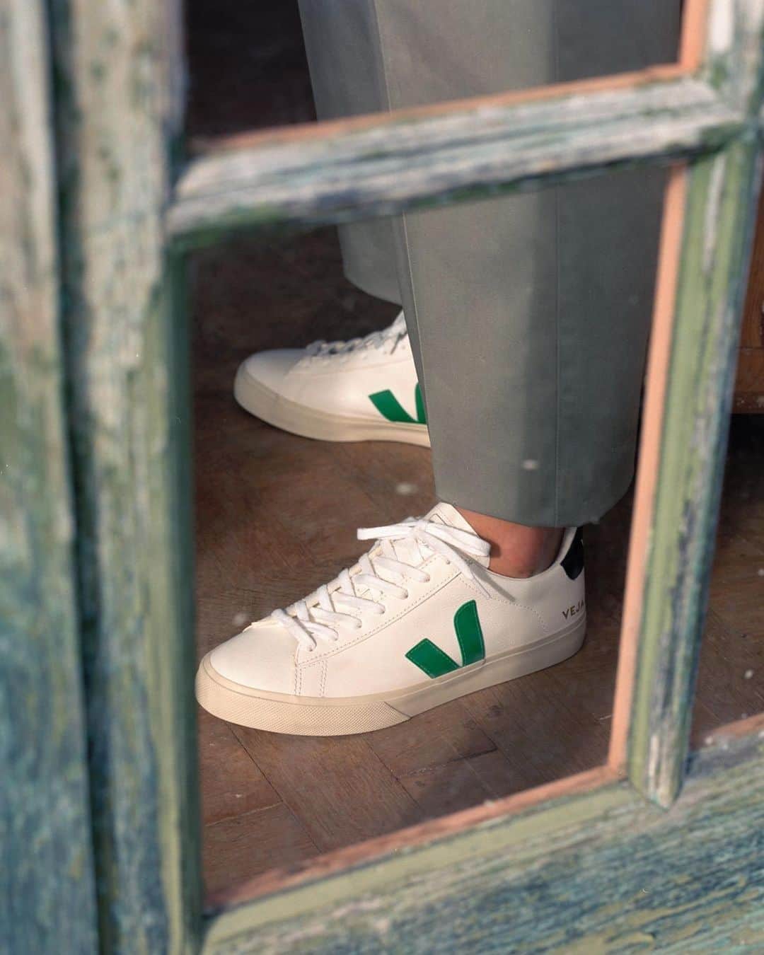 STYLERUNNERさんのインスタグラム写真 - (STYLERUNNERInstagram)「Sneaker Crush Sunday: Bring the sunshine to everyday with the green and black detailing of the Veja Campo Chromefree Sneakers 💚🖤」11月22日 12時33分 - stylerunner