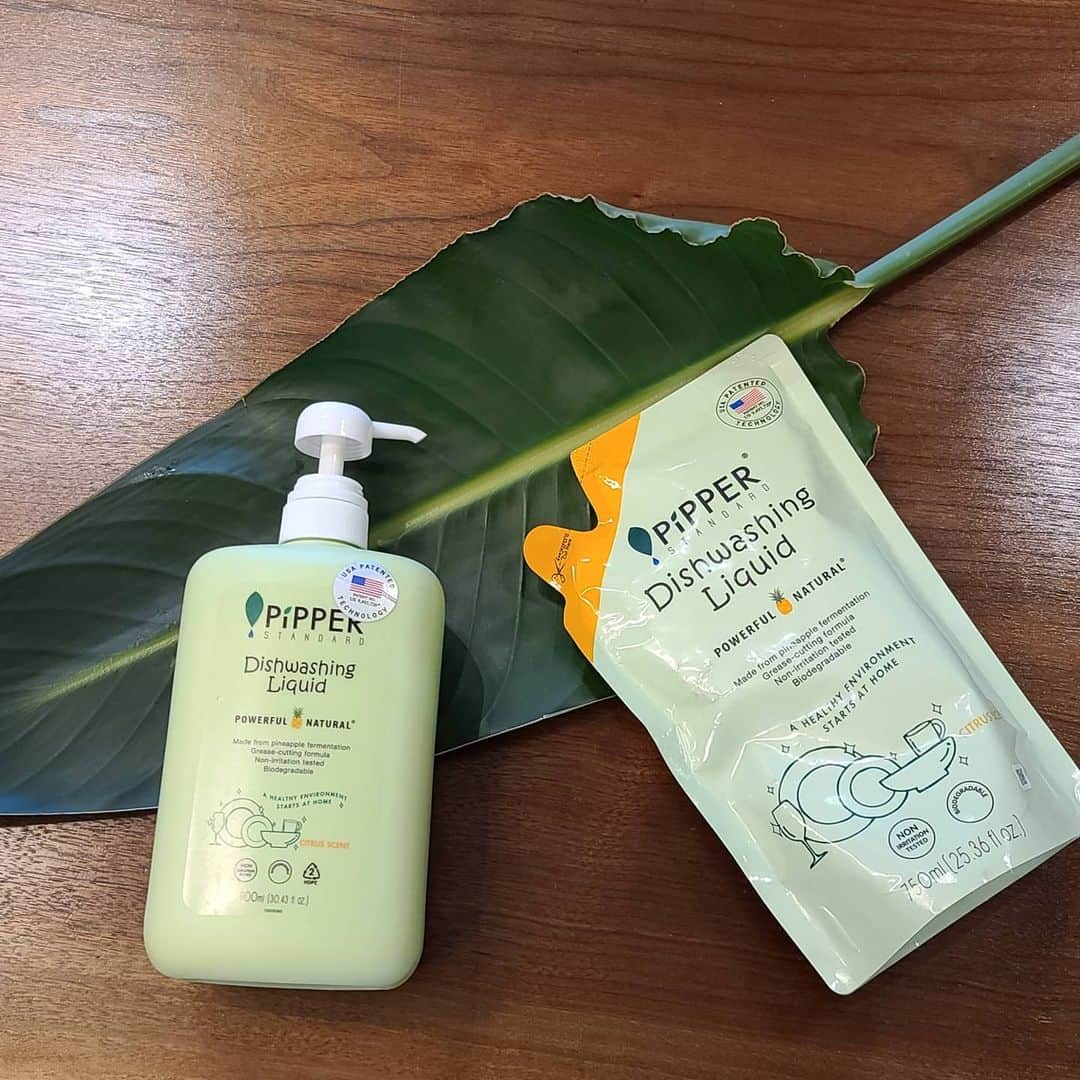 ユ・ハナさんのインスタグラム写真 - (ユ・ハナInstagram)「💚   하아 즐겁구나  아침부터 눈뜨라고 겨우눈떠서 누워있으면  아예 몸까지 다 일어나라고 안일어나면 배고프다고 밥달라고 날 결국 일어나게하는 끼끼와동글    찜닭하고 미역국끓여서 밥먹이고 나는 빵에 엊그제 만들어 놓은 딸기잼 퍼먹고 설거지하니 벌써 오전이 없어짐..?😭  하아 즐겁구나  이제 하숙생밥먹이고 인간답게 찍어바르고 커피마시러 나가자해야겠다 나가도 나가는게 아니겠지만.  둘째는 수월하다고 누가그랫던가 살아남기위해 더 강하게 태어난 타코야끼를 닮은 동글이  #피퍼스탠다드 #오늘자정마감이에요 👋 #내일배송출발🚛」11月22日 12時36分 - hahana111