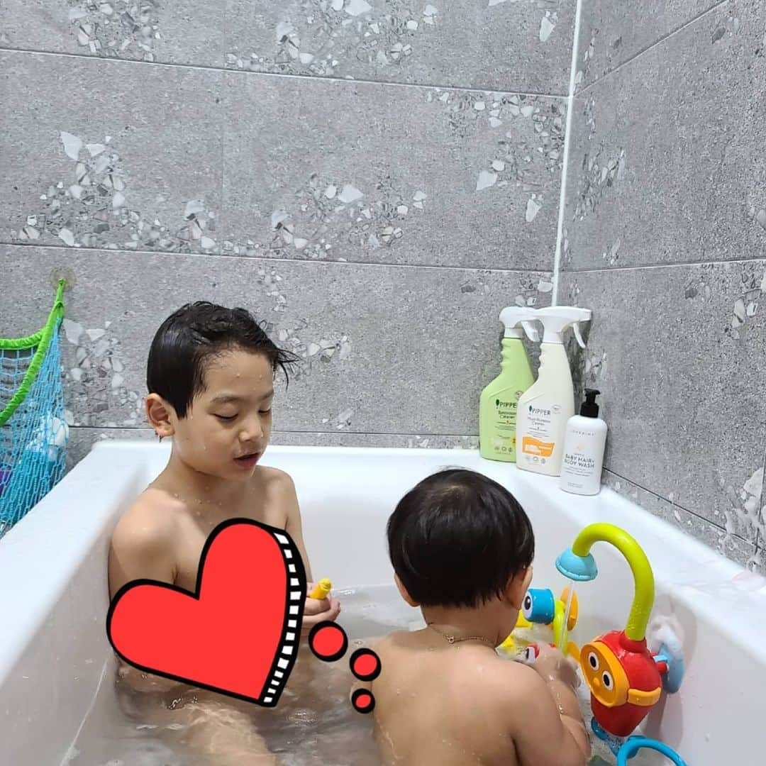 ユ・ハナのインスタグラム：「💚   하아 즐겁구나  아침부터 눈뜨라고 겨우눈떠서 누워있으면  아예 몸까지 다 일어나라고 안일어나면 배고프다고 밥달라고 날 결국 일어나게하는 끼끼와동글    찜닭하고 미역국끓여서 밥먹이고 나는 빵에 엊그제 만들어 놓은 딸기잼 퍼먹고 설거지하니 벌써 오전이 없어짐..?😭  하아 즐겁구나  이제 하숙생밥먹이고 인간답게 찍어바르고 커피마시러 나가자해야겠다 나가도 나가는게 아니겠지만.  둘째는 수월하다고 누가그랫던가 살아남기위해 더 강하게 태어난 타코야끼를 닮은 동글이  #피퍼스탠다드 #오늘자정마감이에요 👋 #내일배송출발🚛」