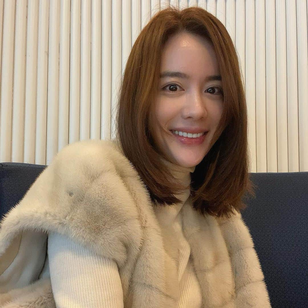 ヤン・ジンソンのインスタグラム：「비가 부슬부슬 왔어요   매일 같은 아침일것 같은데  오늘 아침은  따뜻한커피와 좋아하는 빵 한쪽이  마음을 가득차게 해주네요😌」