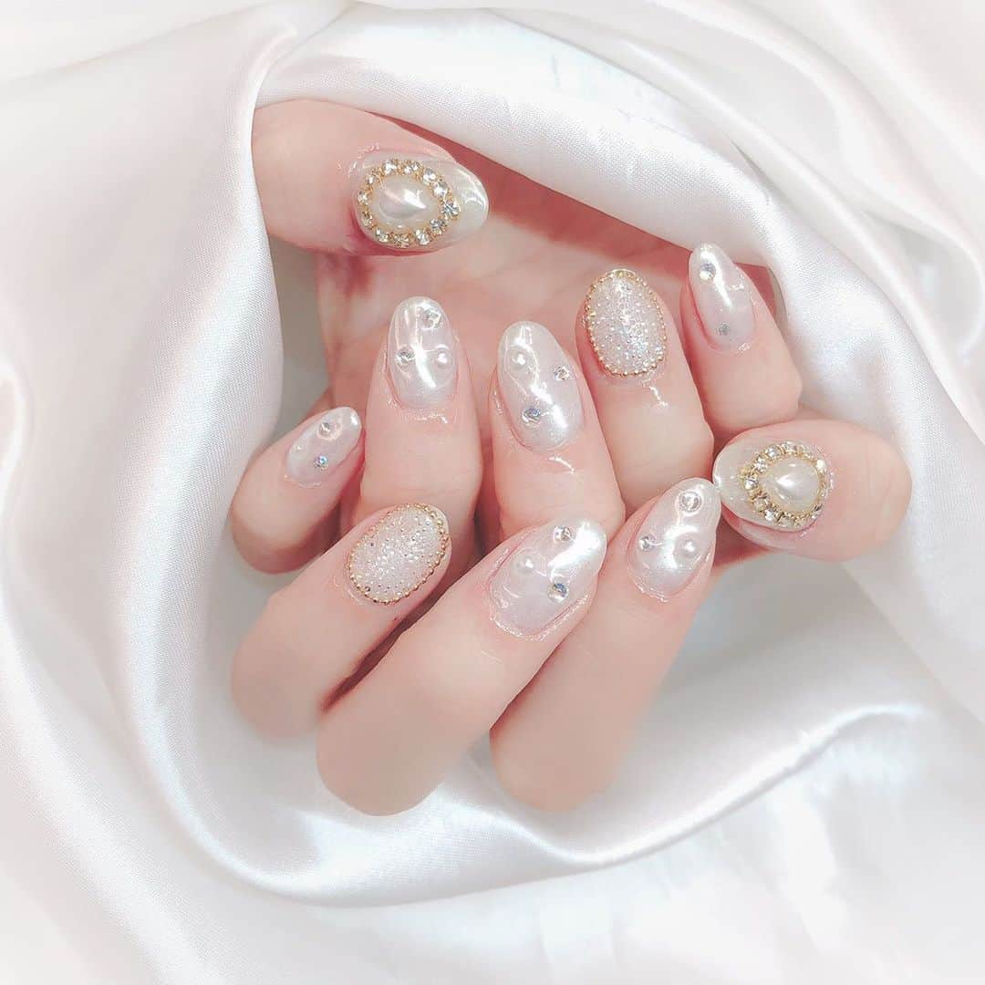 のインスタグラム：「･ ･ ･ 今月のネイル💅💗 いつも行ってる所は 1週間で取れちゃってて… 友達の投稿で可愛いと思って行ってみた♡ んも、デザインも人も良かった🙈💭 そして偶然タメで出身も一緒😳 共通の知り合いも…世間狭いね😏 からの、 仕事場の人は美容院の方だけど そこ行ってて、まだびっくり！！ これからもお願いしたい〜〜！ ･ ･ ･ #ネイル #nail #💅 #やり放題 #ネイルデザイン #ネイルサロン #渋谷 #表参道 #渋谷ネイルサロン #冬 #冬ネイル #白ネイル #まきてぃ #北村真姫」