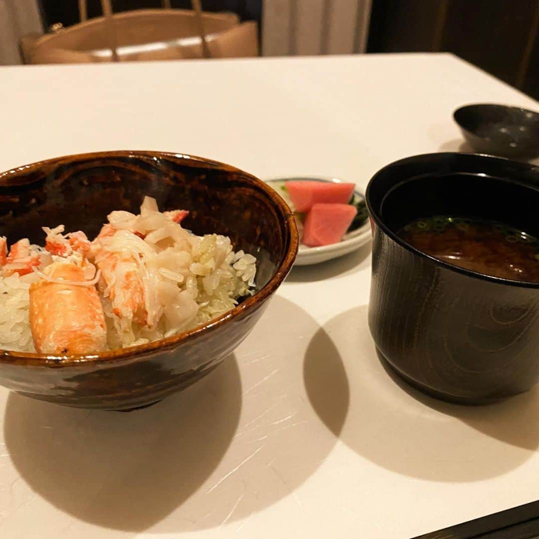 東京外食女さんのインスタグラム写真 - (東京外食女Instagram)「#うぶか #荒木町 . . . 四ツ谷三丁目といえば 飲んでは記憶をなくし、 飲んでは騒ぎで 20代前半を過ごした街の一つ。 . . もう今ではすっかり 行かなくなってしまったけれど 蟹蟹蟹攻めで 一度行って欲しいとご紹介いただき うぶかさん目当てで久々の四ツ谷三丁目。 . . . 前半は先程の通りで、 せいこがにから始まって 徐々に食事へと進みます…。 . . 和食は食事の準備が 始まると、 ああ…もう終わるんだなと 少し寂しくなる。 . . 蟹味噌と蟹身をたっぷり のせて炊き上げた 蟹の炊き込みご飯。 . . 蟹の旨味がしっかりと 米一粒ひと粒に染み込んで、 噛むほどに美味い米です。 . . 少しかためなのが好み。 . . 茶碗一杯によそってもらい、 あまりの美味さに一気に食べた。 . . 珍しいけど私が大好きな 白穂乃香を飲み、 日本酒を3合飲み、 少し糖質を欲する肝臓に じわーーーっと沁み渡るんですね。 . この素晴らしい炭水化物が。 . . . 飲んでしみったれた日なんかは 道端のちょうどいいところにある 立ち食い蕎麦屋の炭水化物さえ ミシュラン級に旨く 感じるのにな。 . . . 贅沢であつあつな 炭水化物をホクホクと食べる。 . . 先輩もおかわり。 私ももちろんおかわり。 . . 2膳山盛り食べて、 それでもまだご飯があると言う。 . . 「この位のサイズのおにぎりを 　３つパックにできますので…」 . と、拳よりもかなり小さめの おむすびのジェスチャー。 . . 家に持ち帰ってみると、 おいおいおい。 . . めちゃでかいやんか！ (口調がおばあめしの影響) . . . こんなに大きなおむすび ３つはさすがに 飲み物なしでは食べられないので 急遽お湯を沸かしまして、 大切にとっていた今半のお吸い物を用意。 . . クレクレ犬を横目に 1人平らげたのであった…。 . . . このラインナップで、 お酒込みで、 お値段1人17,000円也。 . . . 頭が下がります。 下がりすぎてコンクリにめり込みそうだ｡ . . .  #蟹 #四ツ谷グルメ #四谷三丁目グルメ #荒木町 #甲殻類専門店  #東京外食女 #japaneserestaurant  #japanfood #四ツ谷和食 #グルメ #東京グルメ #いい店員さんがいるお店  #美味しいもの好きな人と繋がりたい  #グルメ好きな人と繋がりたい  #食べるの好きな人と繋がりたい」11月22日 12時39分 - himeno_0729