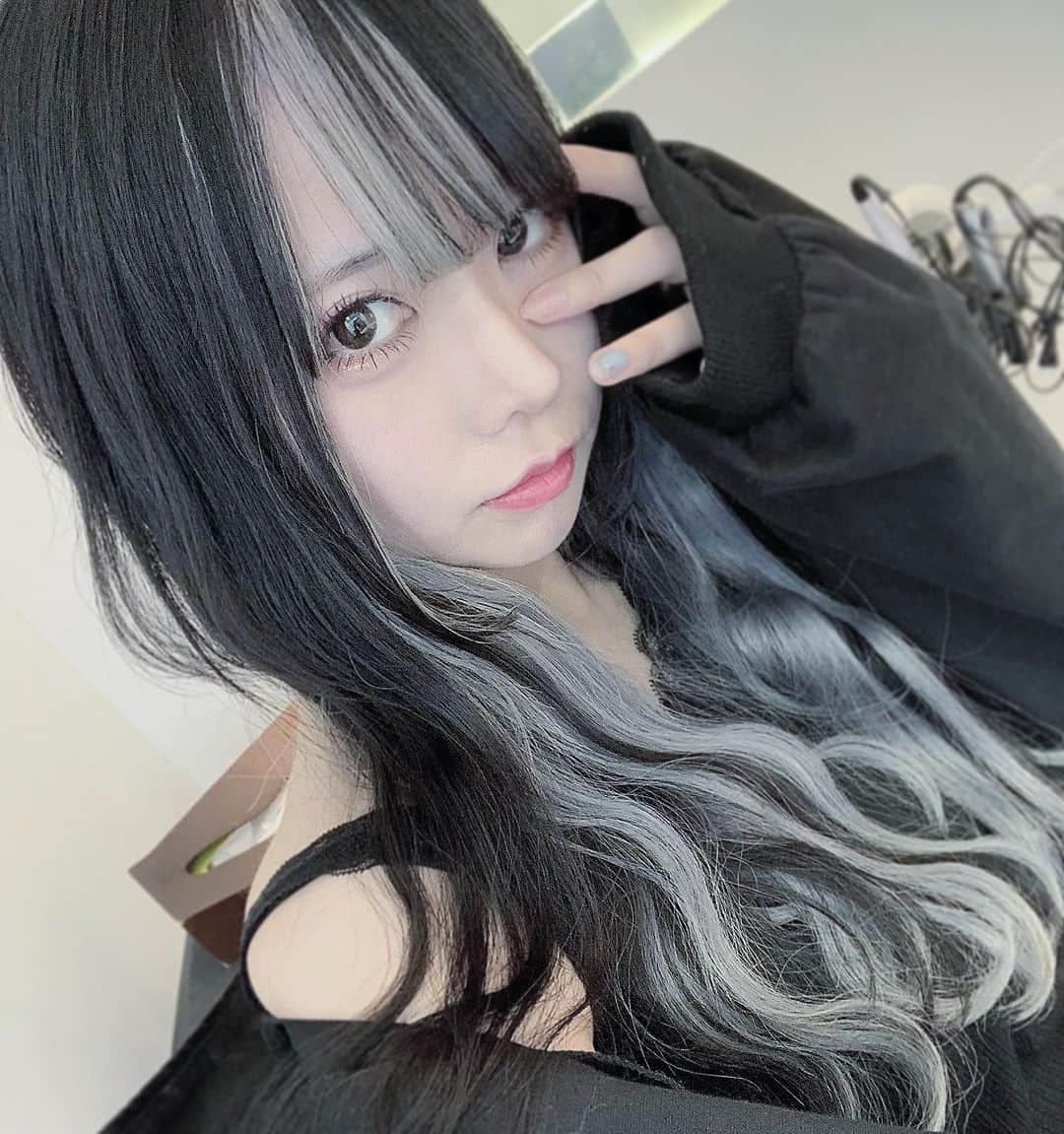 ねおきまこのインスタグラム：「🖤🤍  . . .  カラーは表参道らへん拠点にしてるフリーの美容師さんなのでやりたい人はまこにメッセージ送ってくれたら美容師さんの連絡先送ります〜！  ------------------------------  エクステはRISEL佐門さんにやっていただきました！！ めっちゃ自然だしどんなカラーでも合わせてくれるよ〜！！  神...!!!!」