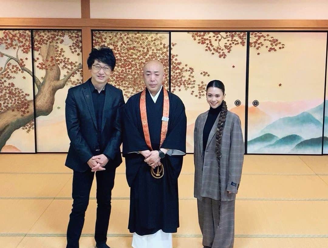 小柳ゆきのインスタグラム：「「伝教大師1200年大遠忌報恩 比叡山延暦寺 祈りと希望のコンサート」 素敵な番組でした😊 ジャー・パンファンさんの二胡の音色美しかったですね✨  延暦寺の西塔釈迦堂では今回が初のコンサートだったようです。貴重な経験させて頂きました🙏」