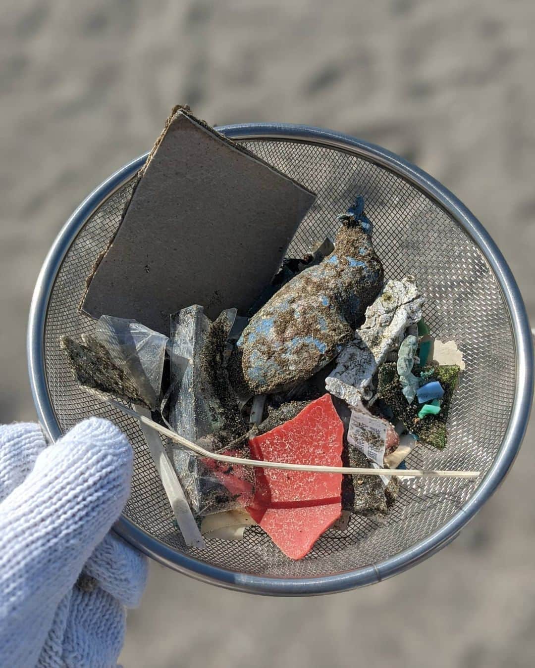 芳美リンさんのインスタグラム写真 - (芳美リンInstagram)「逗子海岸でビーチクリーニング🌊﻿ @mizulife_jp さんのイベントに参加してきました♫﻿ ﻿ 逗子海岸は、元々ゴミは少ない印象。﻿ ﻿ でも実はたくさんの小さなプラスチックゴミが砂に紛れているのです。﻿ ﻿ 今回は大きなゴミでなく、﻿ その細かいゴミをザルですくって集めました。﻿ ﻿ これまでも、目につくゴミは拾うように心がけていましたが、﻿ こういう小さなごみは気がついていませんでした。﻿ ﻿ この細かいゴミを拾うのは一人の力では困難。﻿ そもそもプラスチック消費を減らすことから取り組まないとですね。﻿ ﻿ 大切な海のためにできること、考えます🌊﻿ マイバッグはいつも持参しています★﻿ ﻿ ドリンクはマイボトルに入れて持ち運ぶ。﻿ 前より徹底します！﻿ ﻿ 皆様が取り組んでいるアイディアも、﻿ ぜひ教えて下さい😀参考にさせて下さいね。﻿ ﻿ ﻿ #逗子海岸#ビーチクリーニング﻿ #mizuボトル #ミズボトル #mymizulifejp#海好きな人と繋がりたい#湘南SUPガール #GoPromax #GoProjp」11月22日 12時41分 - lynn.lynn5