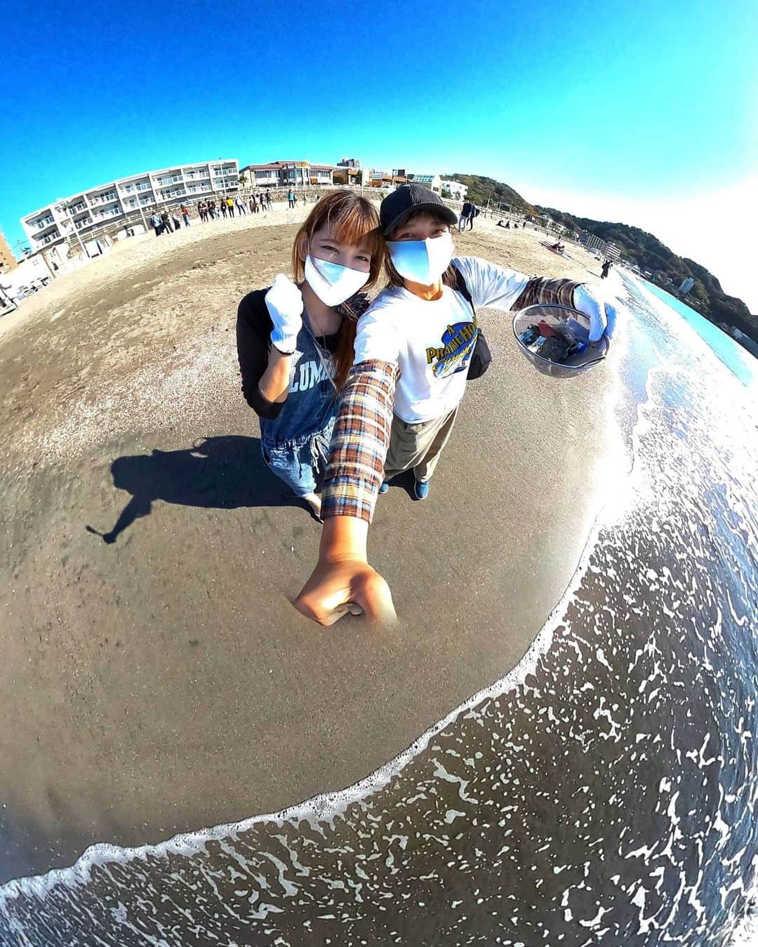 芳美リンさんのインスタグラム写真 - (芳美リンInstagram)「逗子海岸でビーチクリーニング🌊﻿ @mizulife_jp さんのイベントに参加してきました♫﻿ ﻿ 逗子海岸は、元々ゴミは少ない印象。﻿ ﻿ でも実はたくさんの小さなプラスチックゴミが砂に紛れているのです。﻿ ﻿ 今回は大きなゴミでなく、﻿ その細かいゴミをザルですくって集めました。﻿ ﻿ これまでも、目につくゴミは拾うように心がけていましたが、﻿ こういう小さなごみは気がついていませんでした。﻿ ﻿ この細かいゴミを拾うのは一人の力では困難。﻿ そもそもプラスチック消費を減らすことから取り組まないとですね。﻿ ﻿ 大切な海のためにできること、考えます🌊﻿ マイバッグはいつも持参しています★﻿ ﻿ ドリンクはマイボトルに入れて持ち運ぶ。﻿ 前より徹底します！﻿ ﻿ 皆様が取り組んでいるアイディアも、﻿ ぜひ教えて下さい😀参考にさせて下さいね。﻿ ﻿ ﻿ #逗子海岸#ビーチクリーニング﻿ #mizuボトル #ミズボトル #mymizulifejp#海好きな人と繋がりたい#湘南SUPガール #GoPromax #GoProjp」11月22日 12時41分 - lynn.lynn5