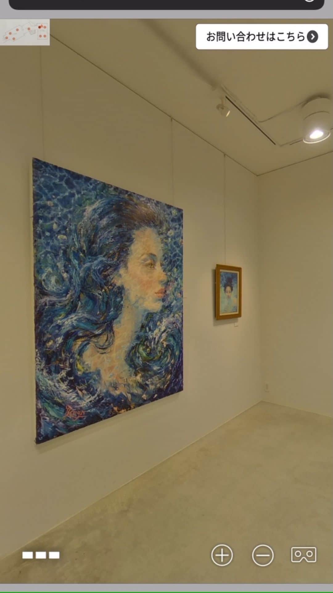 のインスタグラム：「青の空間。  プロフィール画面のURLからホームページへ行くとオンラインで展示風景をご覧いただけます！ 矢印マークを押してギャラリーの奥へ進んだり、いろんな角度からご自身の操作で自由にお愉しみ下さい‼️  オンラインショップでは全作品の詳細もご覧いただけます。是非合わせてお愉しみ下さい！  https://yokokoga.official.ec  ーーーーーーーーーーーーーーーー  #アート #アーティスト #アートワーク  #アートコレクター #画家 #美術館 #作品 #絵画展 #アートのある暮らし #絵画のある暮らし #絵のある暮らし #アート好きな人と繋がりたい #ギャラリー #個展  #油絵 #oilpaintartist #画廊 #人物画 #美人画 #神戸 #三宮 #北野坂 #西宮 #art #artwork #gallery #artist #exhibition #古賀陽子 #yokokoga」