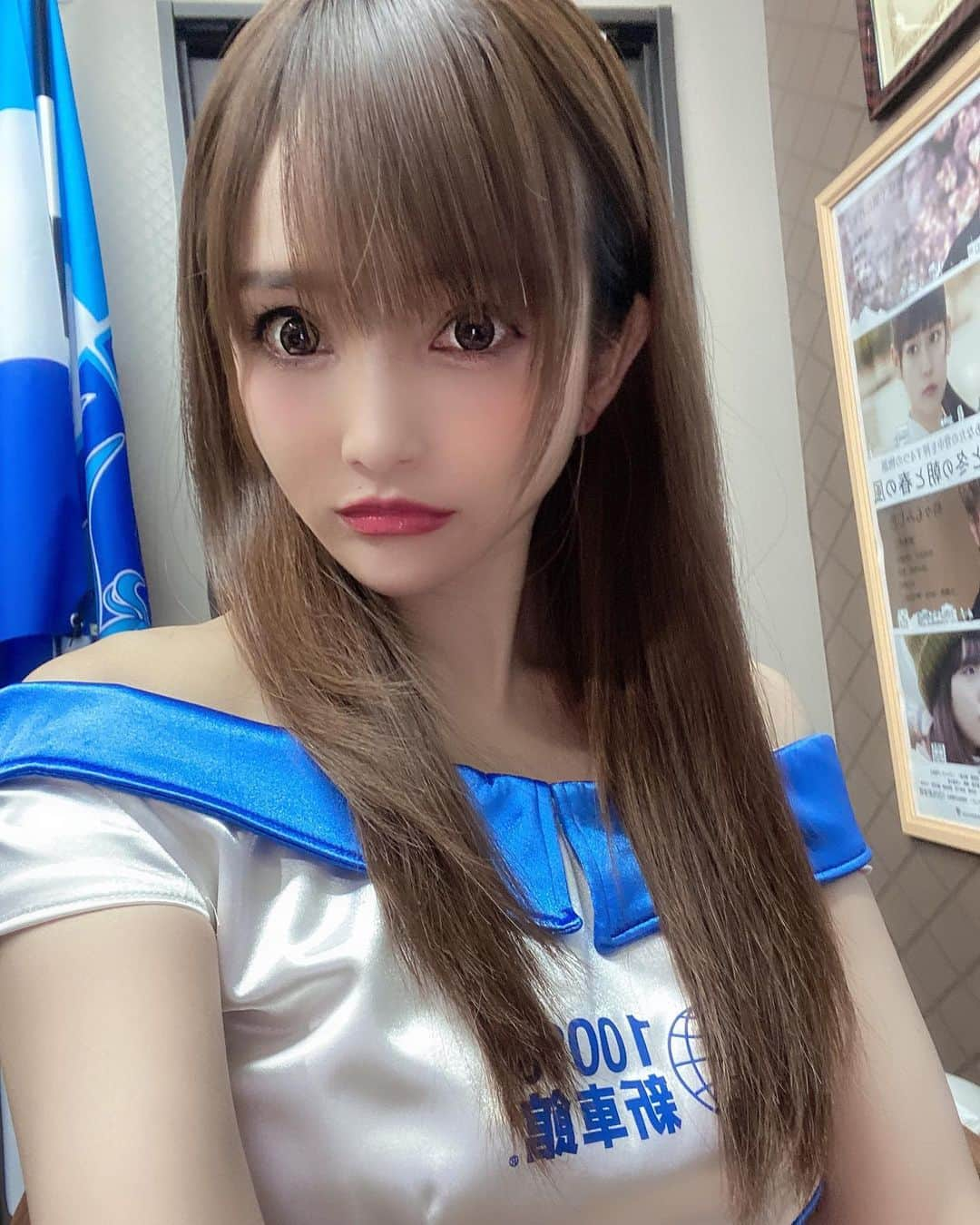 宇佐美あいりさんのインスタグラム写真 - (宇佐美あいりInstagram)「昨日久しぶりにみんなが好きな100パーセント新車館さんの衣装着たよん🤗💓どうかな😆後ろはかずさんと中村さんのサイン🤭✨w  #撮影#100パーセント新車館#車#youtube#番組#youtubeチャンネル#ゲスト#衣装#新型コロナウィルス#コロナウィルス#東京コロナ#嫌#マスク#マスク女子#透明マスク#アクリルマスク#休憩中#つくば#茨城#三浦知良 #中村俊輔#横浜fc#サッカー#japanesegirl#followme#instadaily#instalike#igers #selfie」11月22日 12時52分 - airi.usami_official