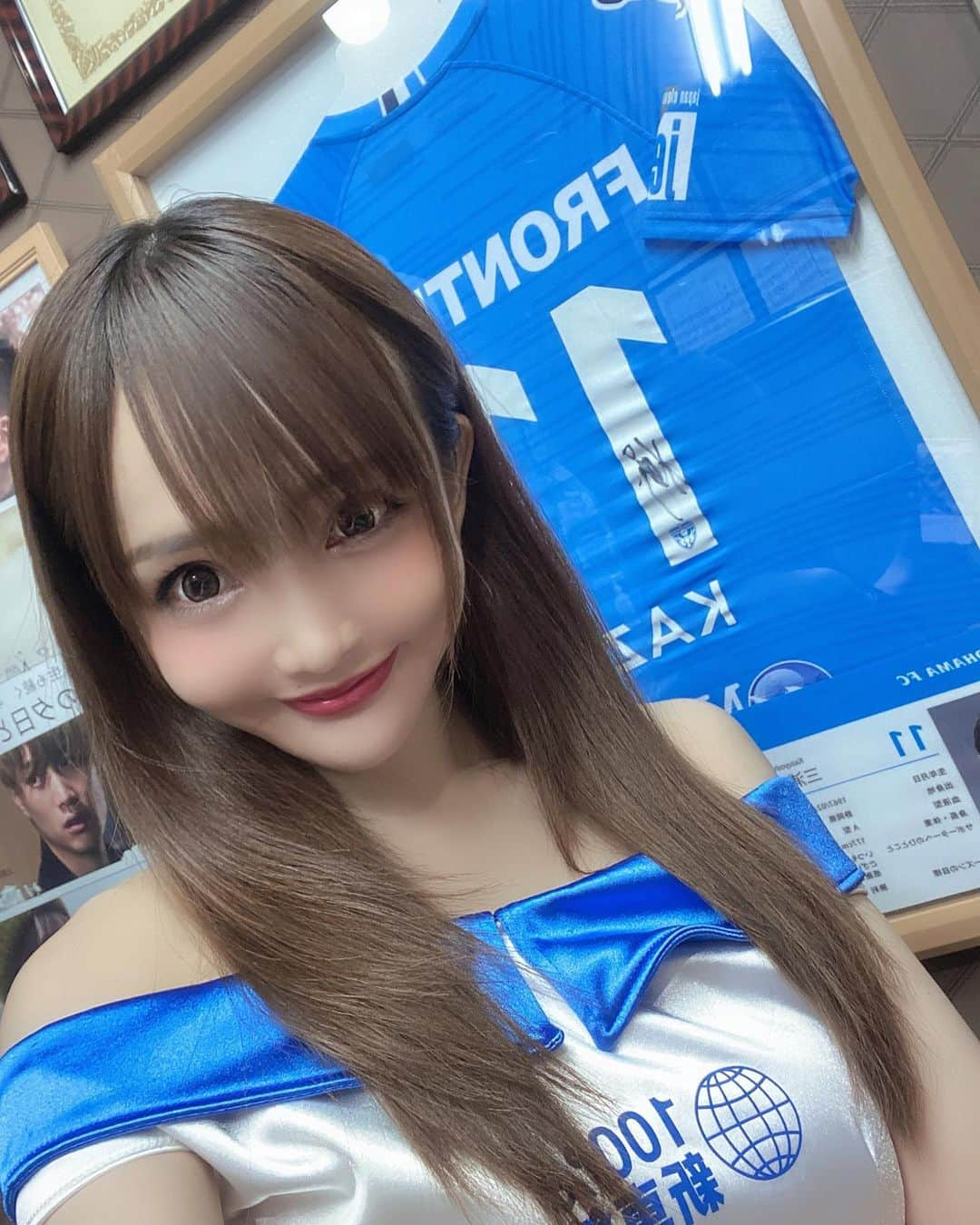 宇佐美あいりさんのインスタグラム写真 - (宇佐美あいりInstagram)「昨日久しぶりにみんなが好きな100パーセント新車館さんの衣装着たよん🤗💓どうかな😆後ろはかずさんと中村さんのサイン🤭✨w  #撮影#100パーセント新車館#車#youtube#番組#youtubeチャンネル#ゲスト#衣装#新型コロナウィルス#コロナウィルス#東京コロナ#嫌#マスク#マスク女子#透明マスク#アクリルマスク#休憩中#つくば#茨城#三浦知良 #中村俊輔#横浜fc#サッカー#japanesegirl#followme#instadaily#instalike#igers #selfie」11月22日 12時52分 - airi.usami_official