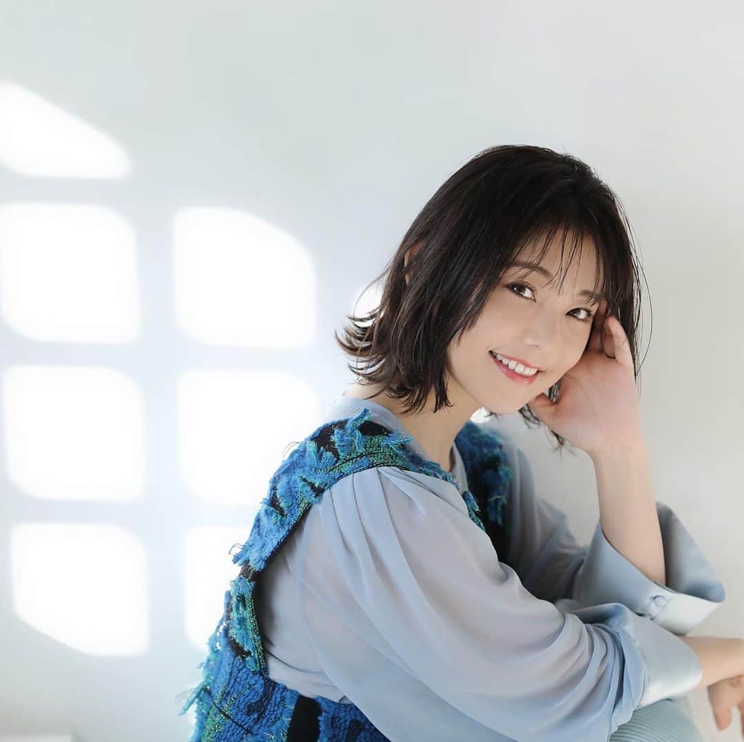 林村ゆかりのインスタグラム：「こないだ、事務所メンバーでHP撮影したよ🤍ライブ配信のプライズでGinaの雑誌に載ったときに繋がった素敵メンバー。朝早くで眠かったけどめちゃ楽しかった♫ストーリーズやプロフィールのリンクからHP見てみて！インタビュー記事なども更新して行きたいな〜💙🤍#ライバー#ライブ配信#happy#happytime」