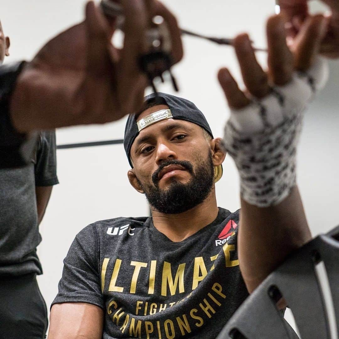 UFCさんのインスタグラム写真 - (UFCInstagram)「#AndStill? The champ is getting ready before defending his title for the first time 🏆  [ #UFC255  We’re Live On #ESPNPlus PPV: LINK IN BIO ]」11月22日 12時54分 - ufc